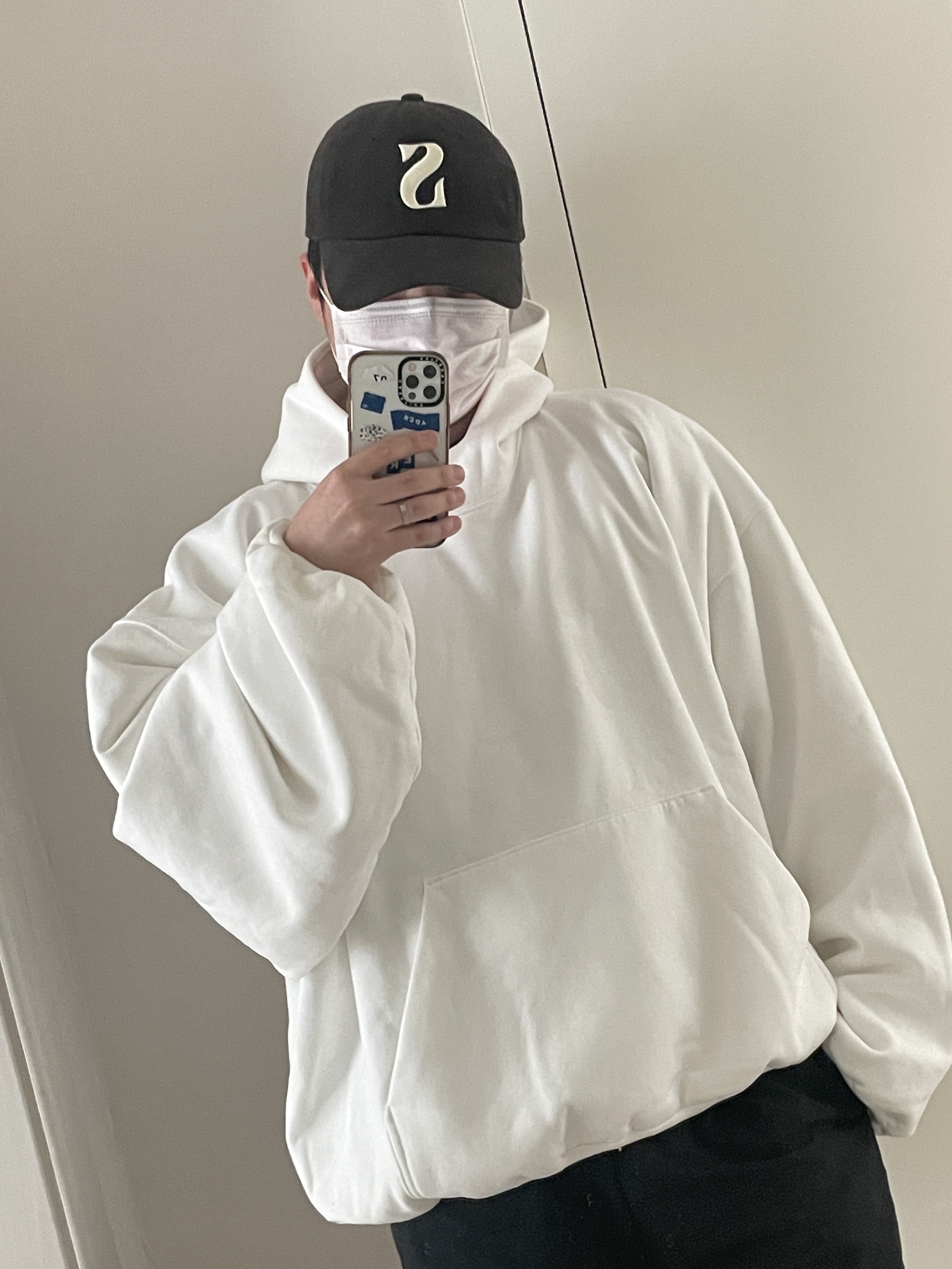 Yeezy Gap Engineered By Balenciaga Dove Hoodie White 착용 스타일