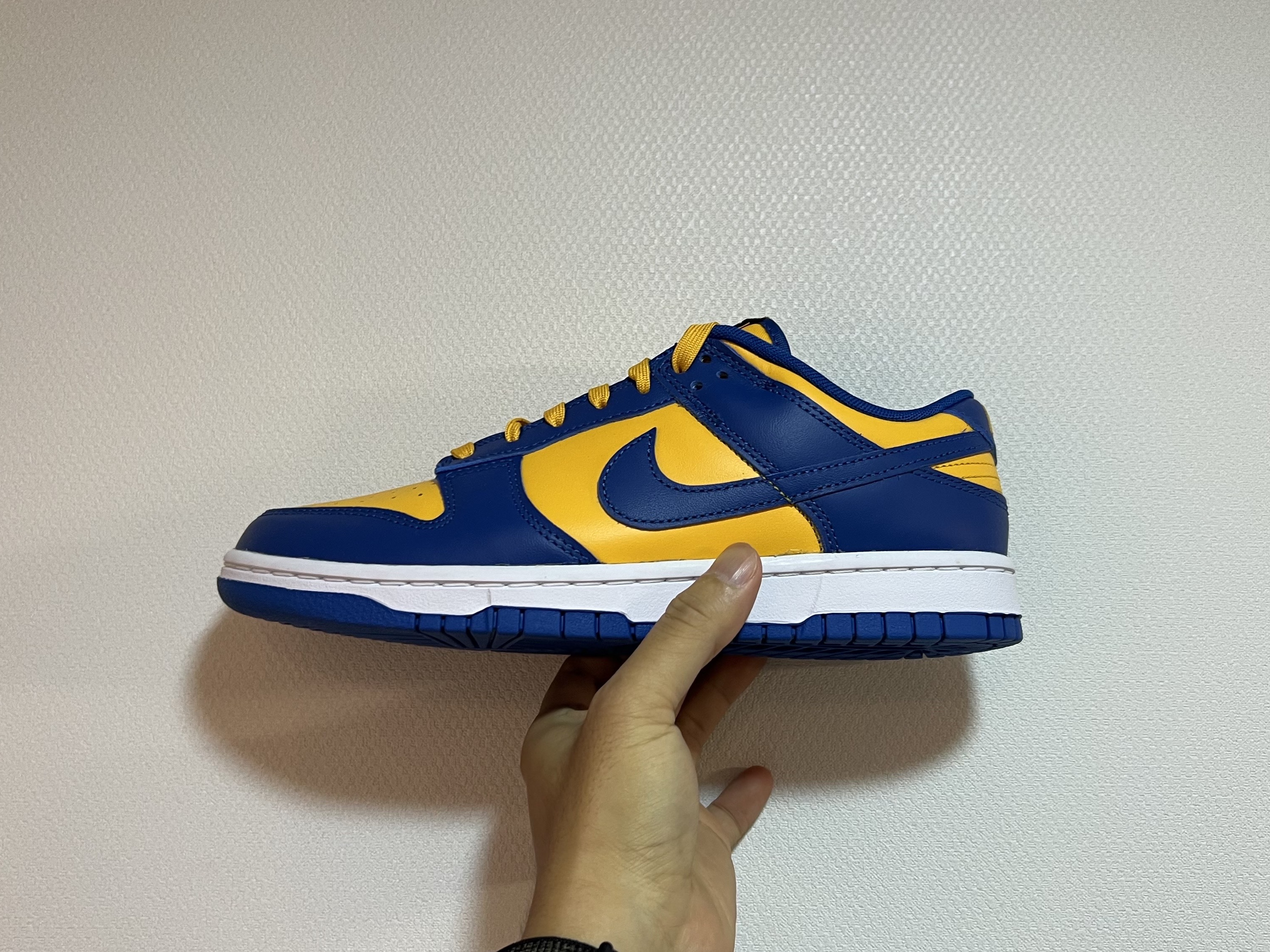 Nike Dunk Low Retro Blue Jay and University Gold 착용 스타일