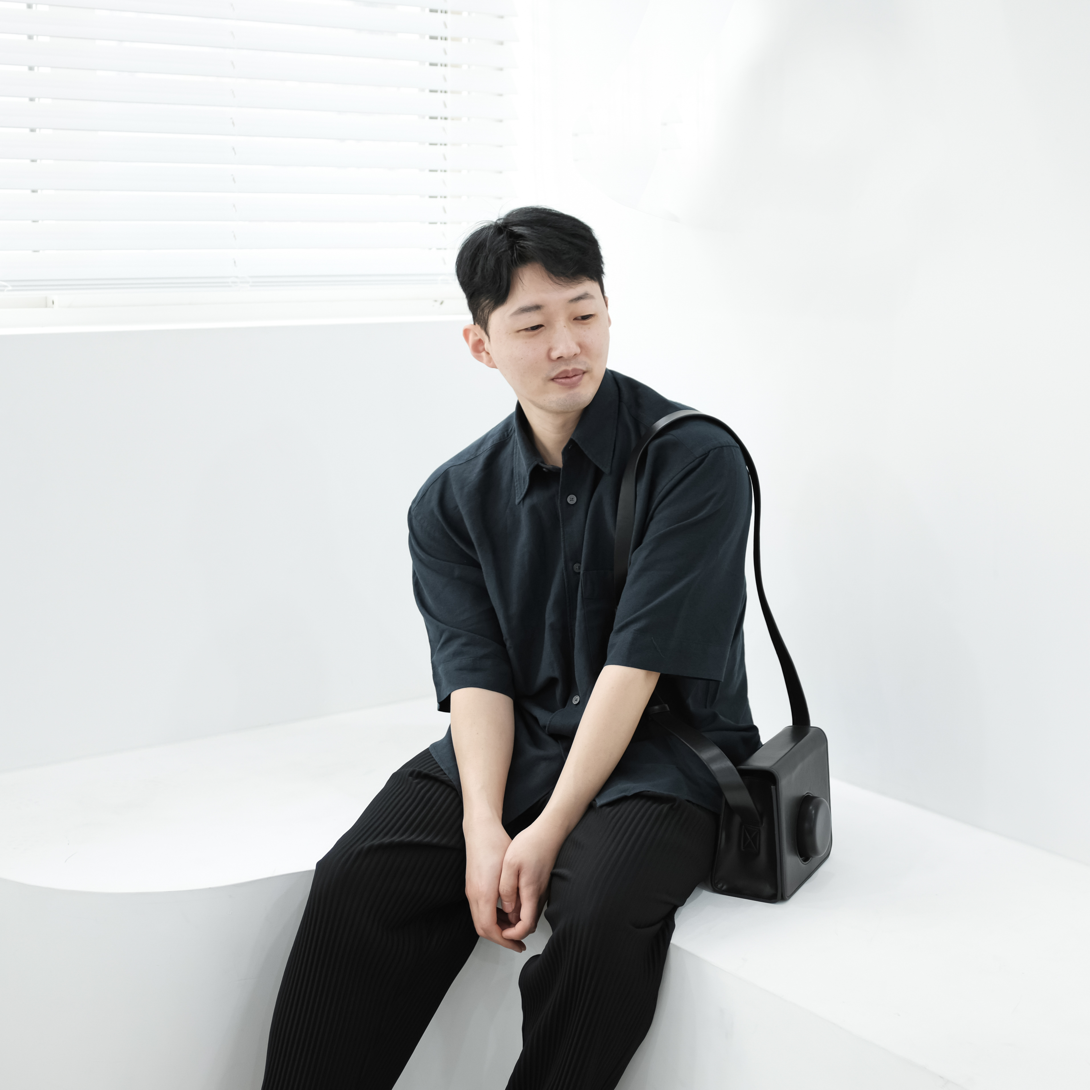 Lemaire Camera Bag Vegetable-Tanned Leather Black 착용 스타일