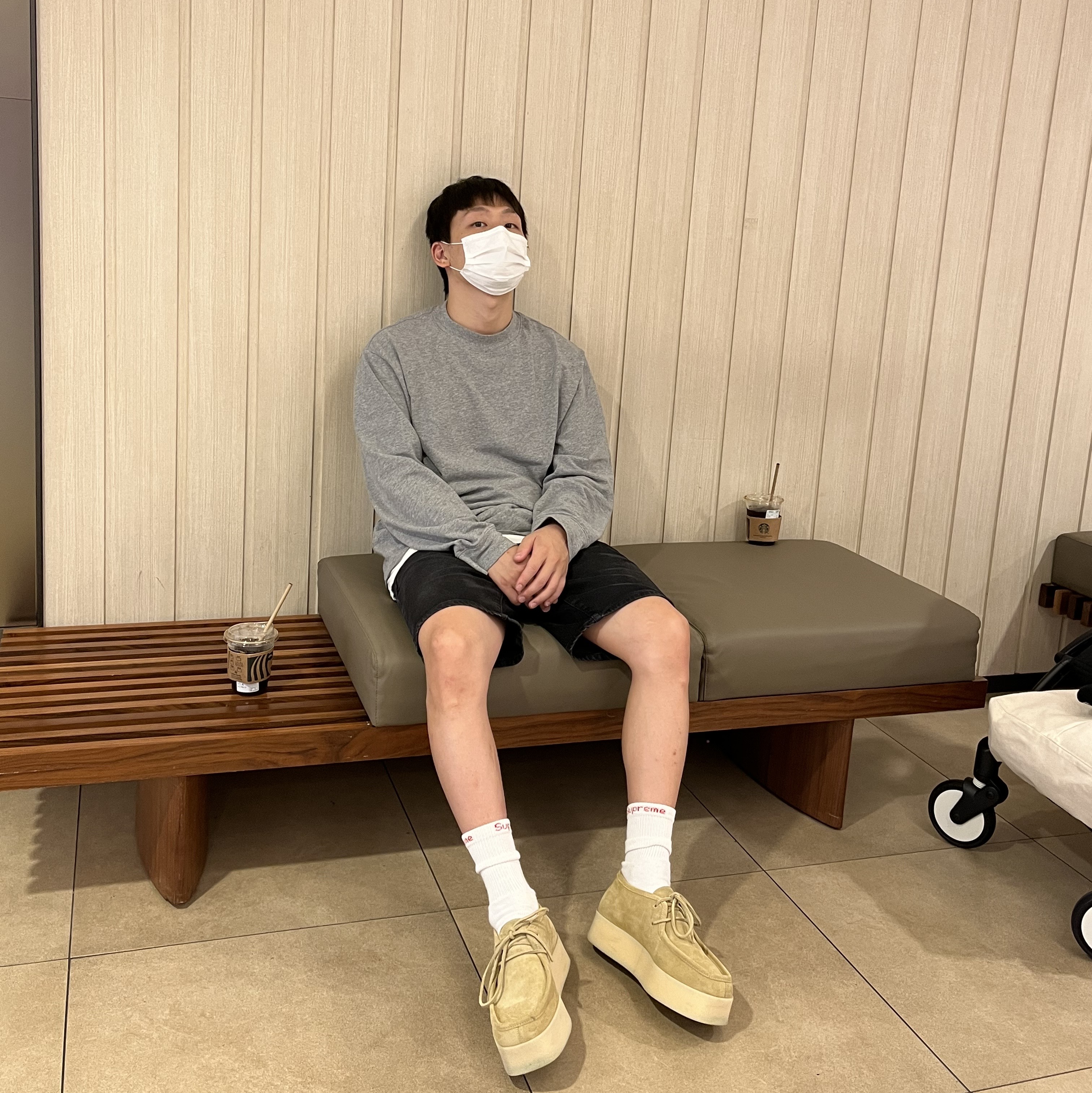 Supreme Hanes Crew Socks White (4 Pack) 착용 스타일