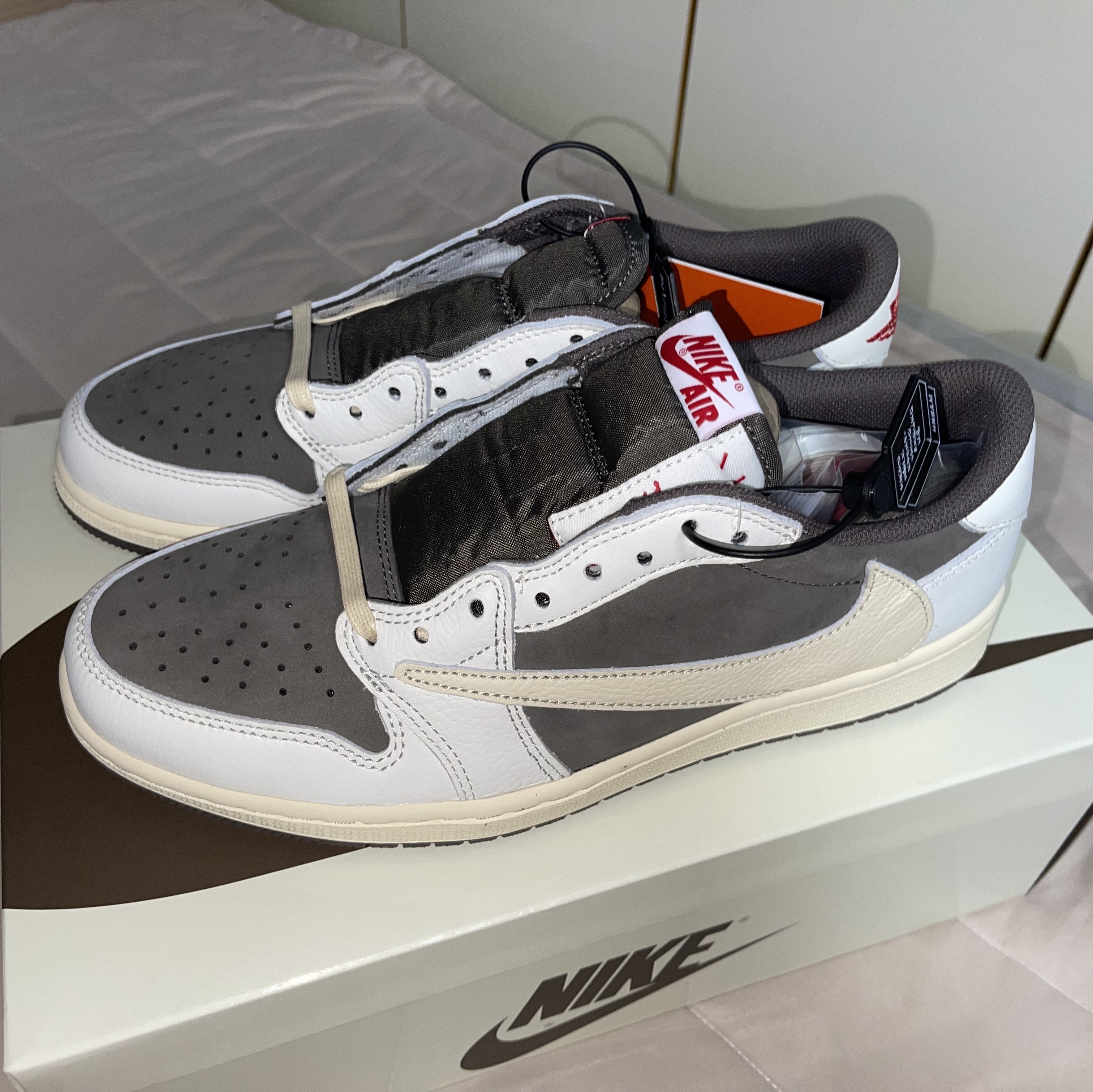 Jordan 1 x Travis Scott Retro Low OG SP Sail and Ridgerock 착용 스타일 - 1