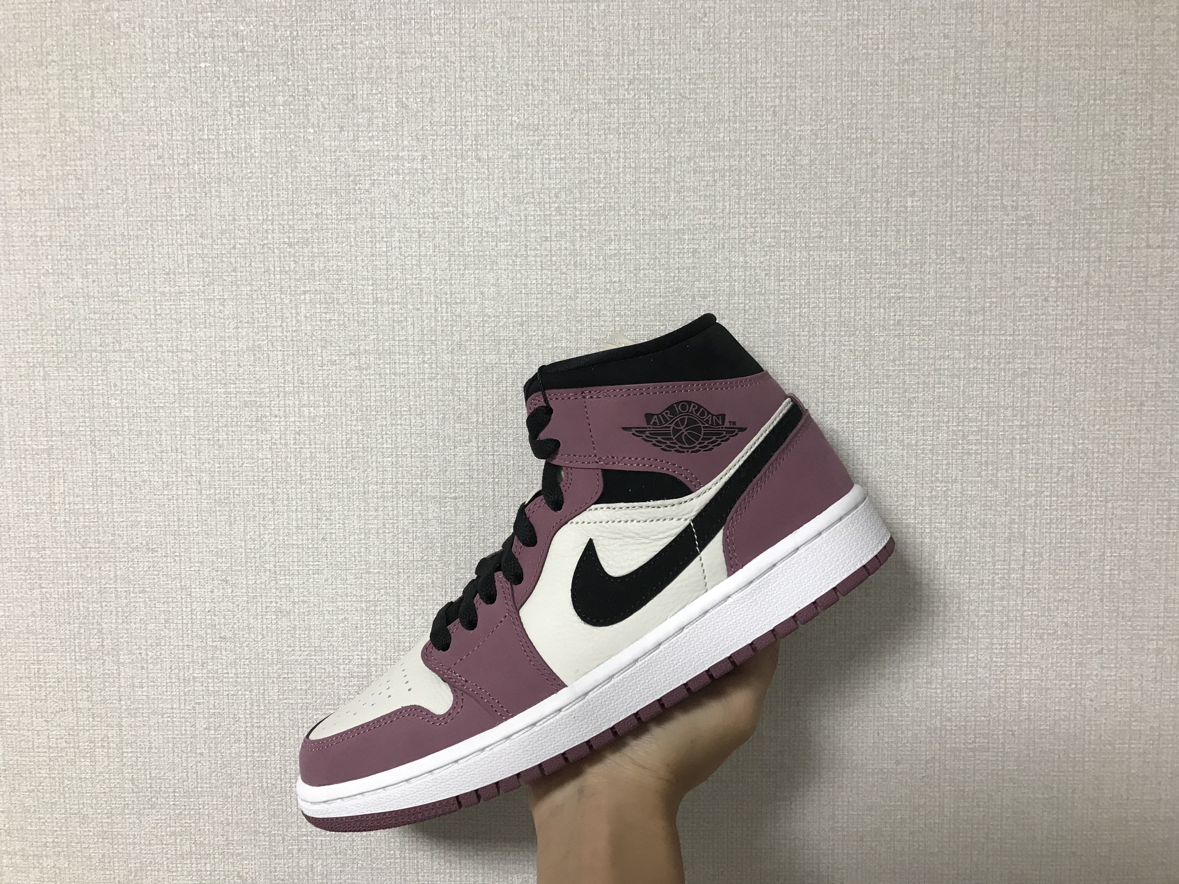 (W) Jordan 1 Mid SE Light Mulberry, (GS) Nike Court Borough 2 SE White Pink Foam 착용 스타일 - 2