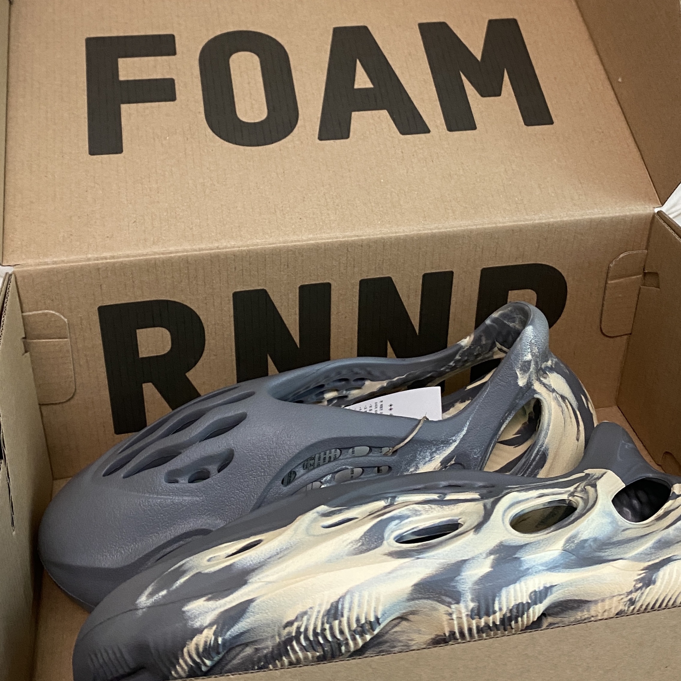 Adidas Yeezy Foam RNNR MXT Moon Gray 착용 스타일
