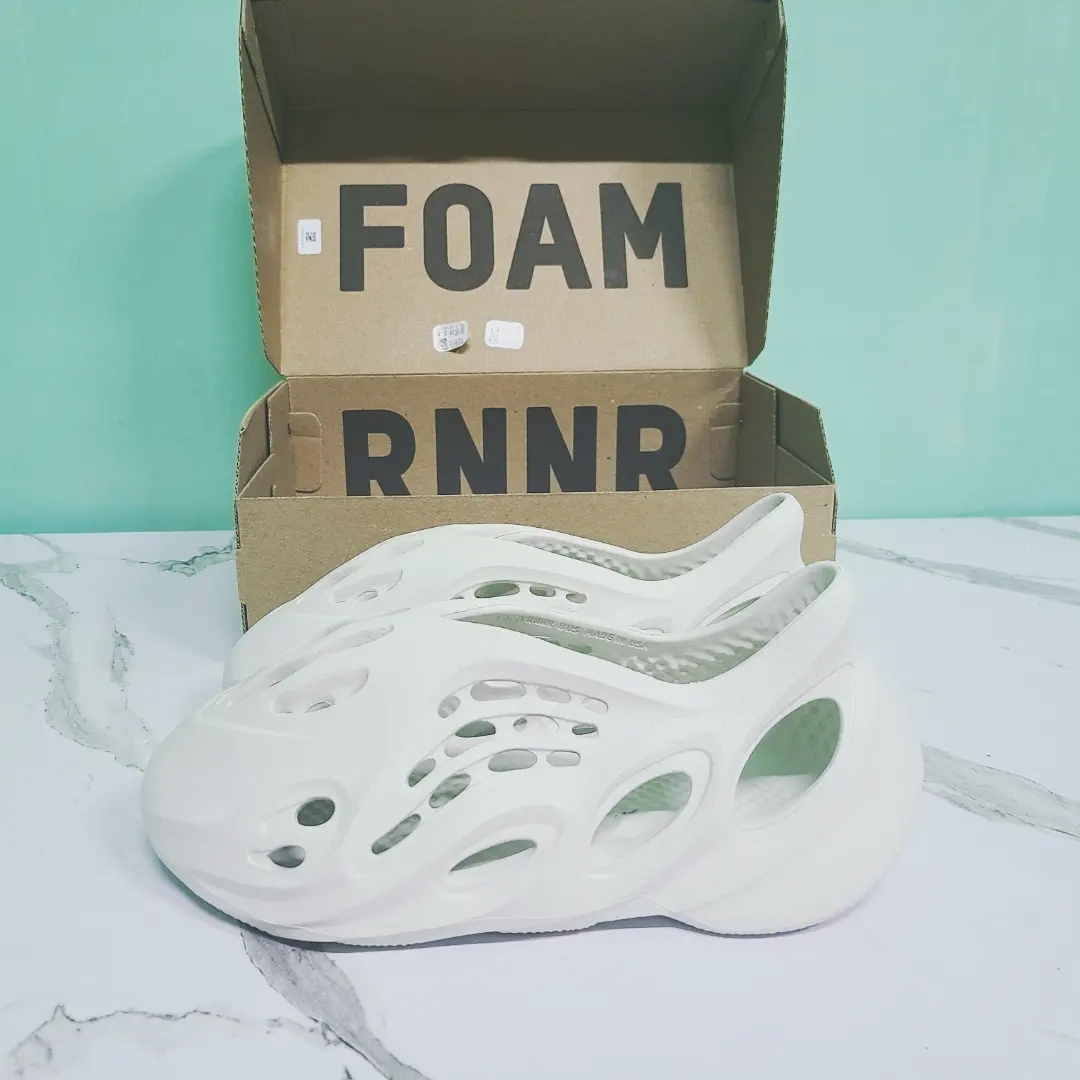 Adidas Yeezy Foam RNNR Ararat 착용 스타일 - 3