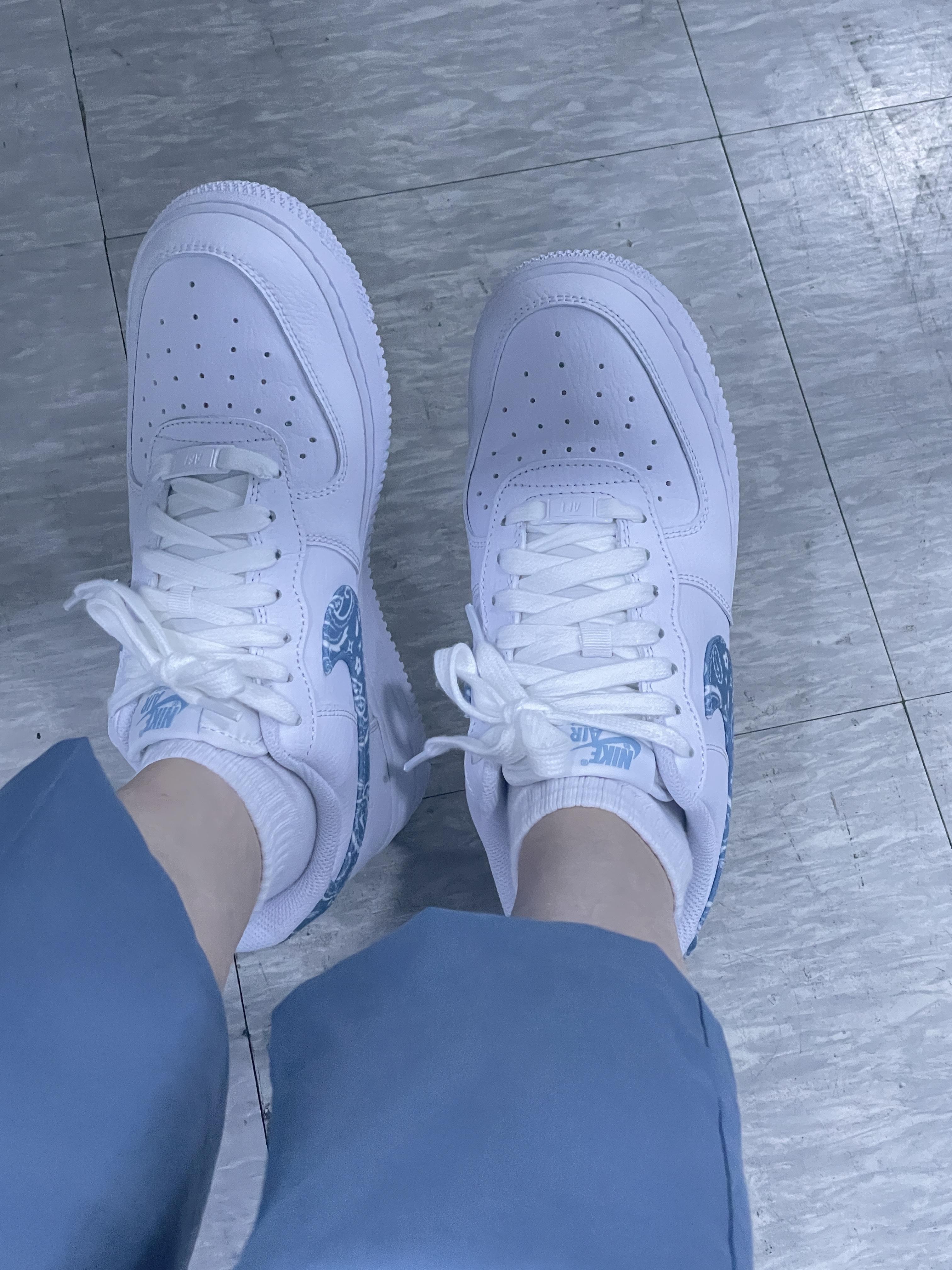 (W) Nike Air Force 1 '07 Essential Paisley Swoosh White Worn Blue 착용 스타일 - 1