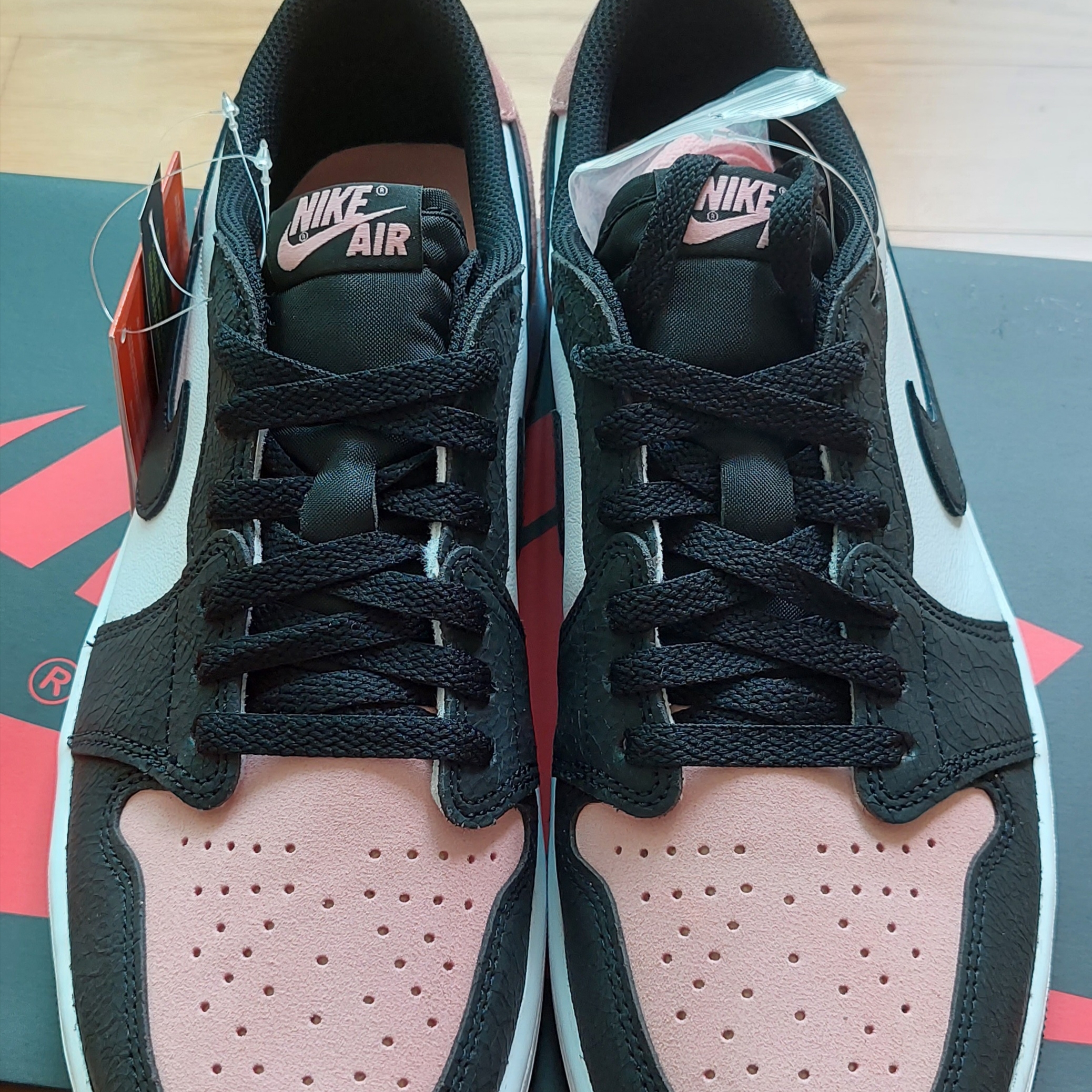 Jordan 1 Retro Low OG Bleached Coral 착용 스타일 - 1
