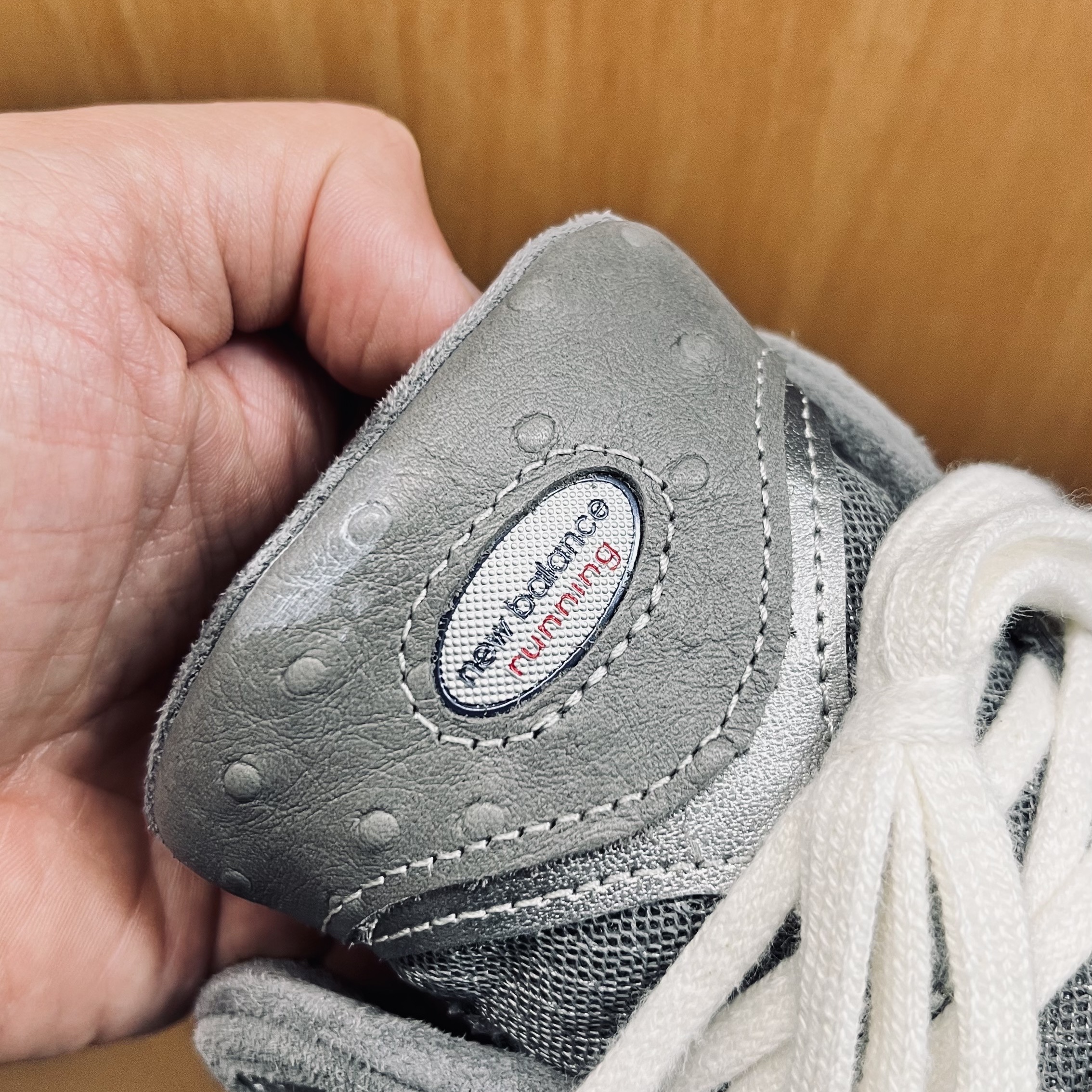 New Balance 2002R Premium Vintage Grey 착용 스타일 - 5