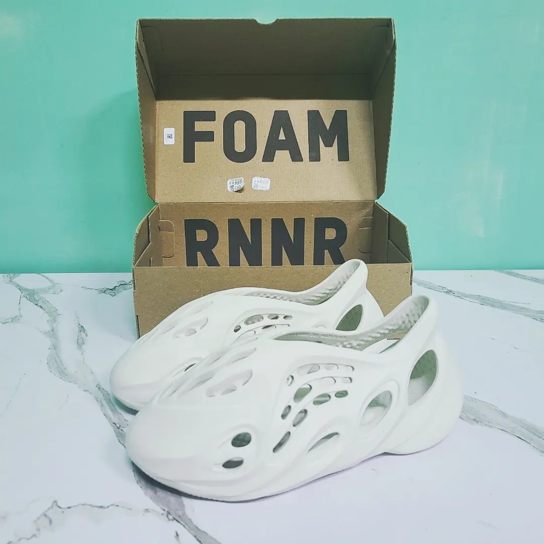 Adidas Yeezy Foam RNNR Ararat 착용 스타일 - 1