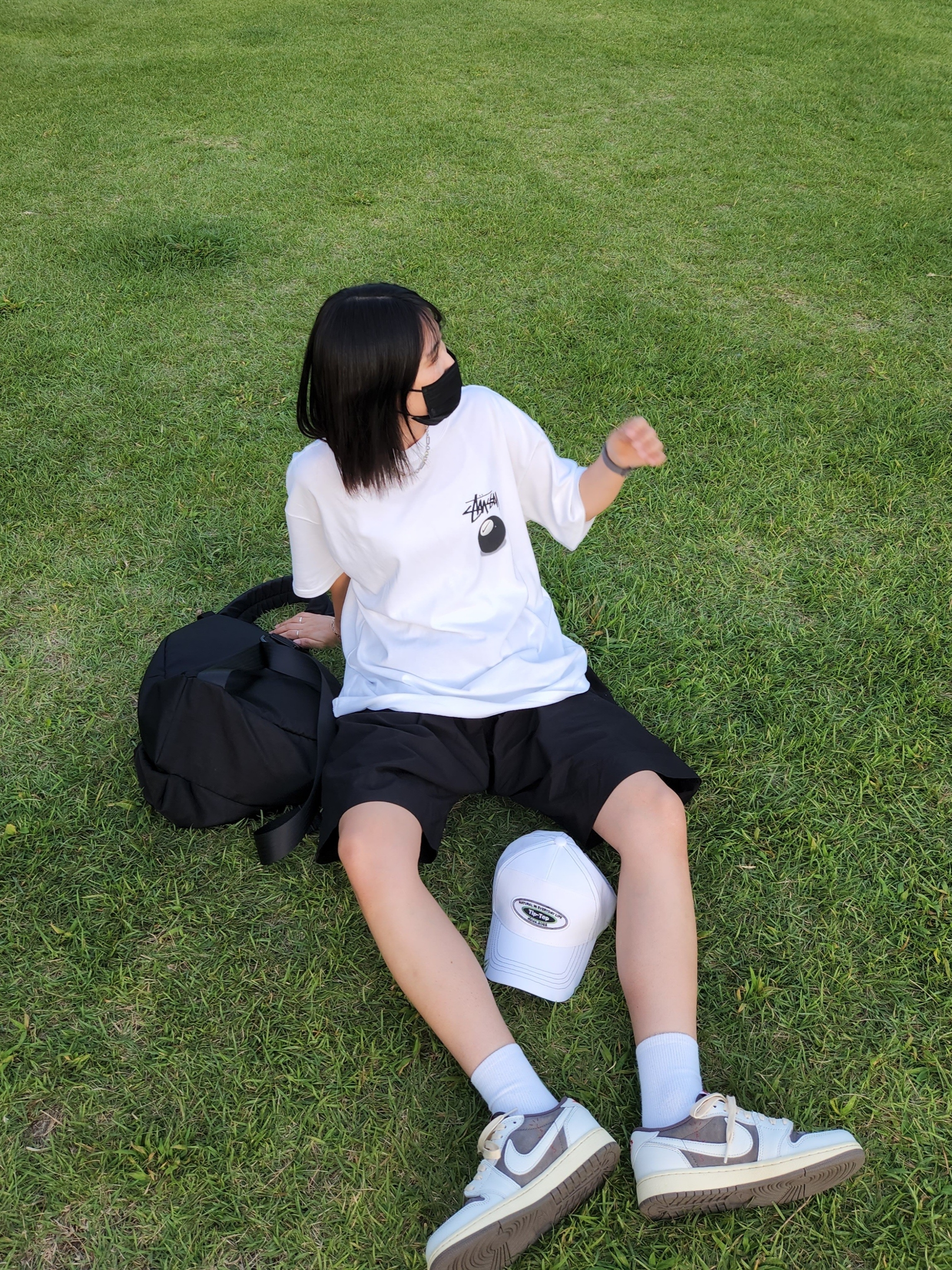 Jordan 1 x Travis Scott Retro Low OG SP Sail and Ridgerock, Nike x Stussy NRG FL SS 8 Ball T-Shirt White (DO9322-100) 착용 스타일 - 1