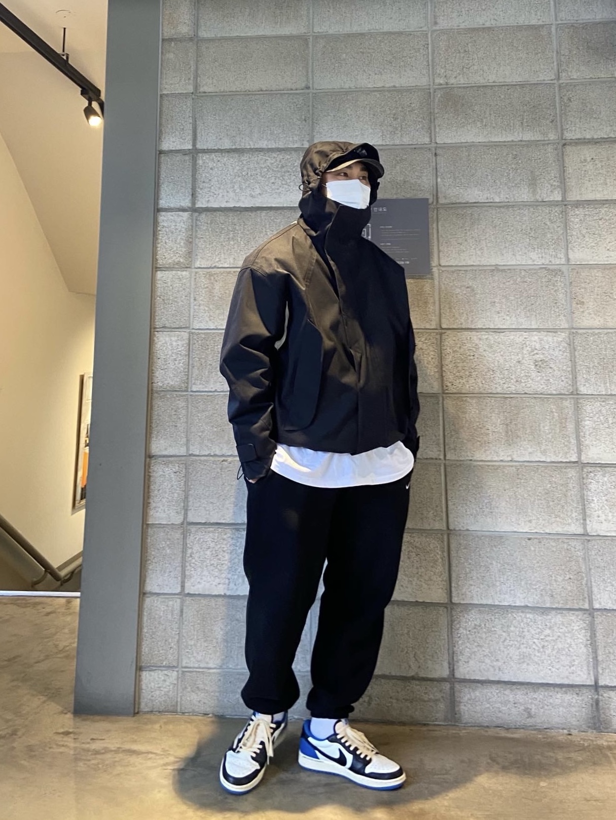 Jordan 1 x Travis Scott x Fragment Retro Low OG SP Military Blue, Nike NRG Solo Swoosh Fleece Pants Black White - Asia 착용 스타일 - 1