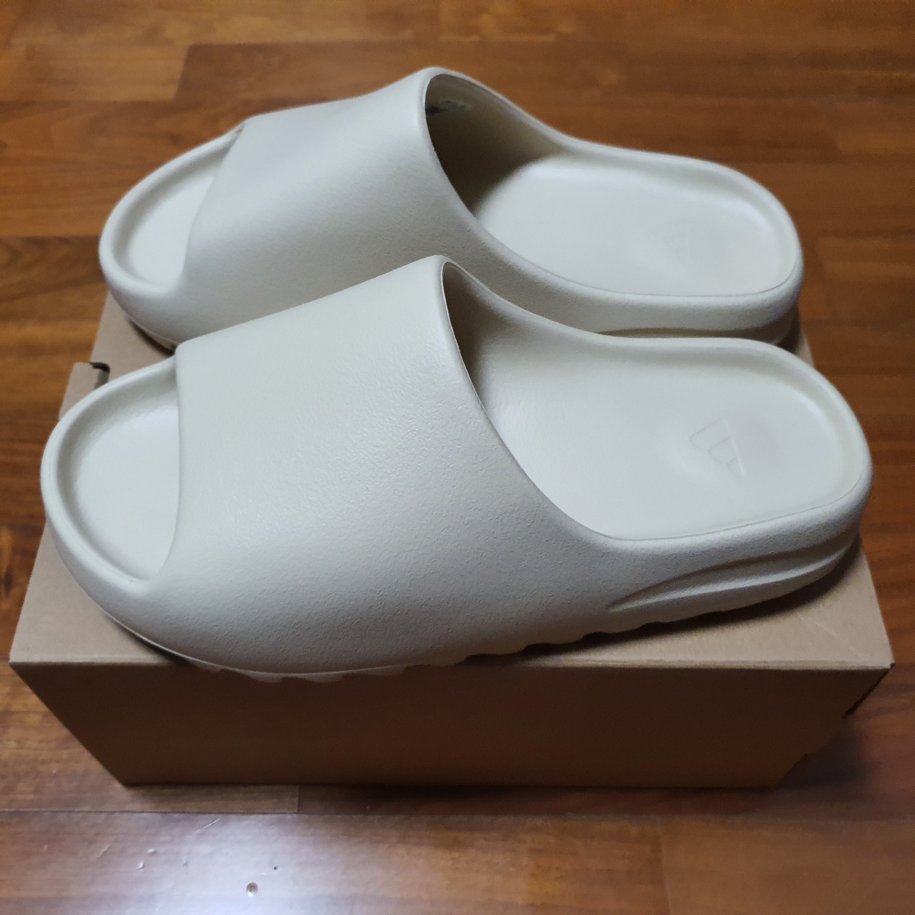 Adidas Yeezy Slide Bone 2022/2023 착용 스타일