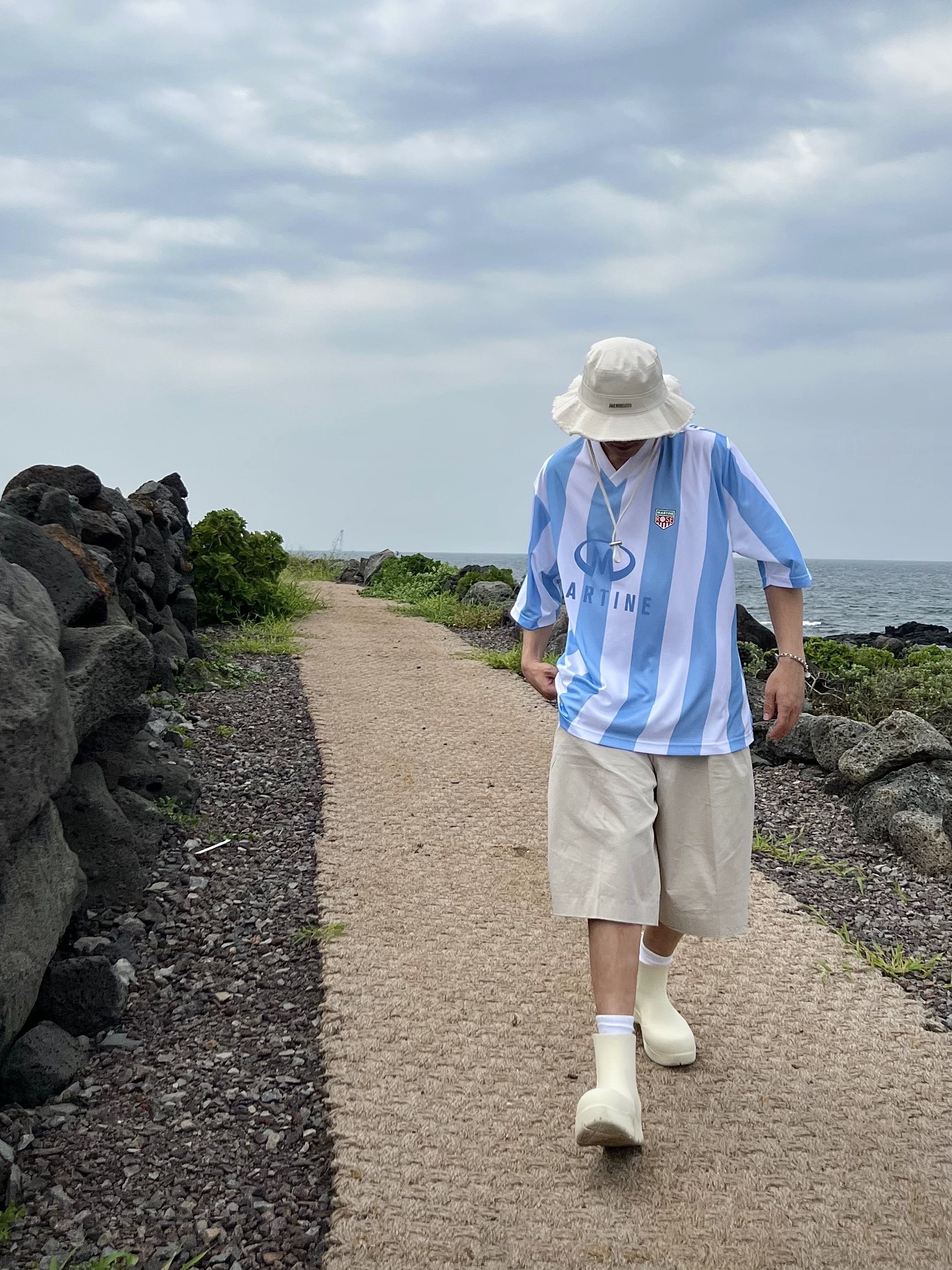 Bottega Veneta Puddle Ankle Boots Sea Salt, Jacquemus Le Bob Artichaut Bucket Hat Off White 착용 스타일 - 2
