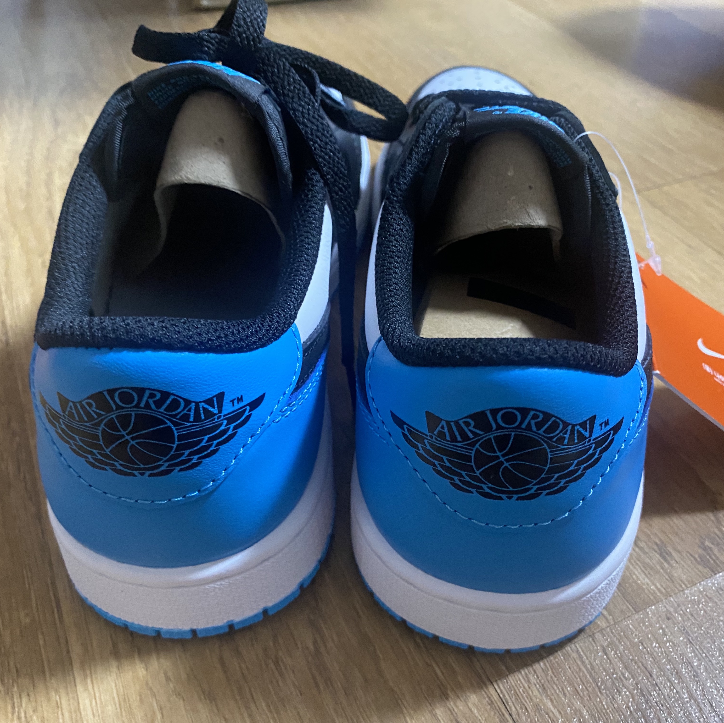 Jordan 1 Retro Low OG Black and Dark Powder Blue 착용 스타일 - 3