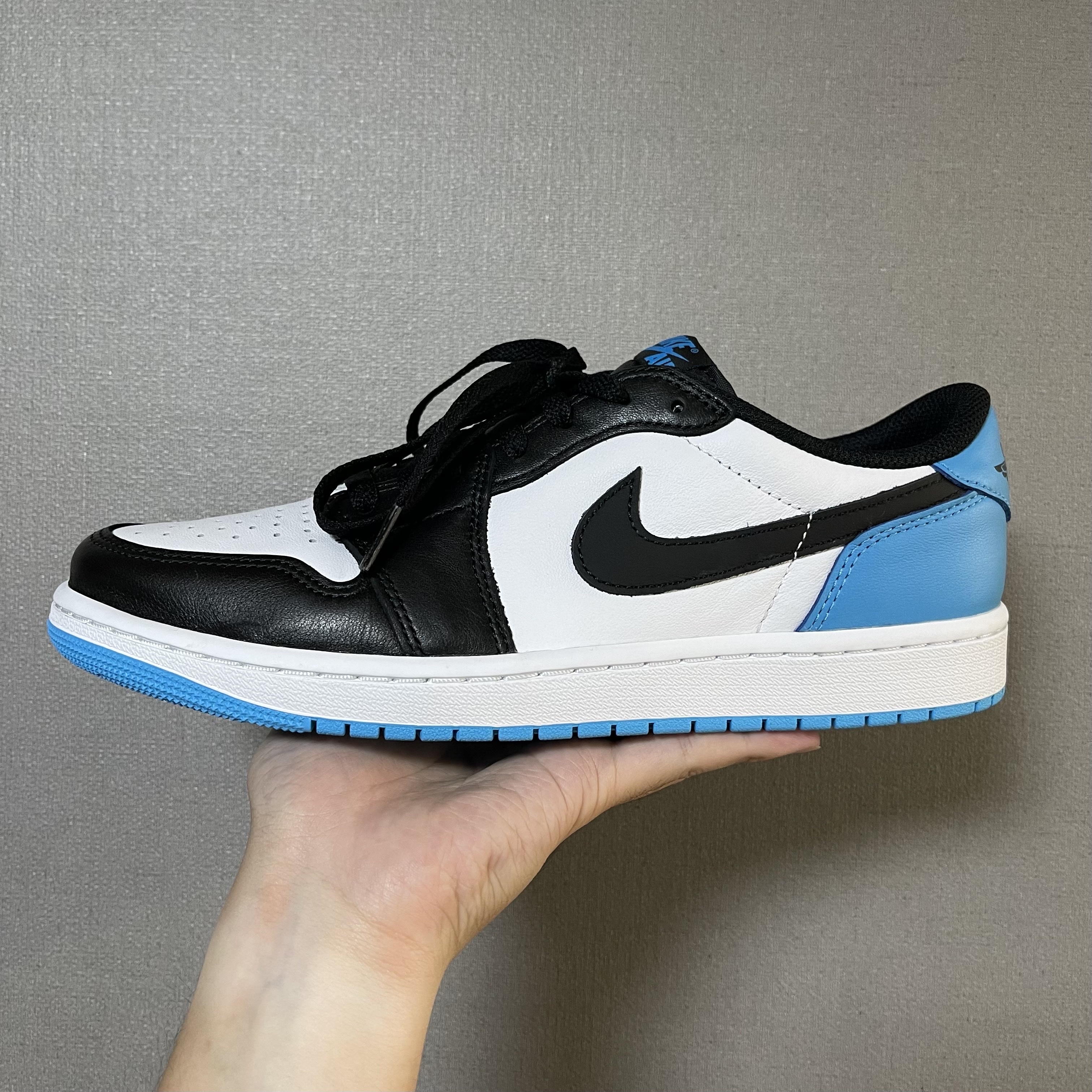 Jordan 1 Retro Low OG Black and Dark Powder Blue 착용 스타일 - 2