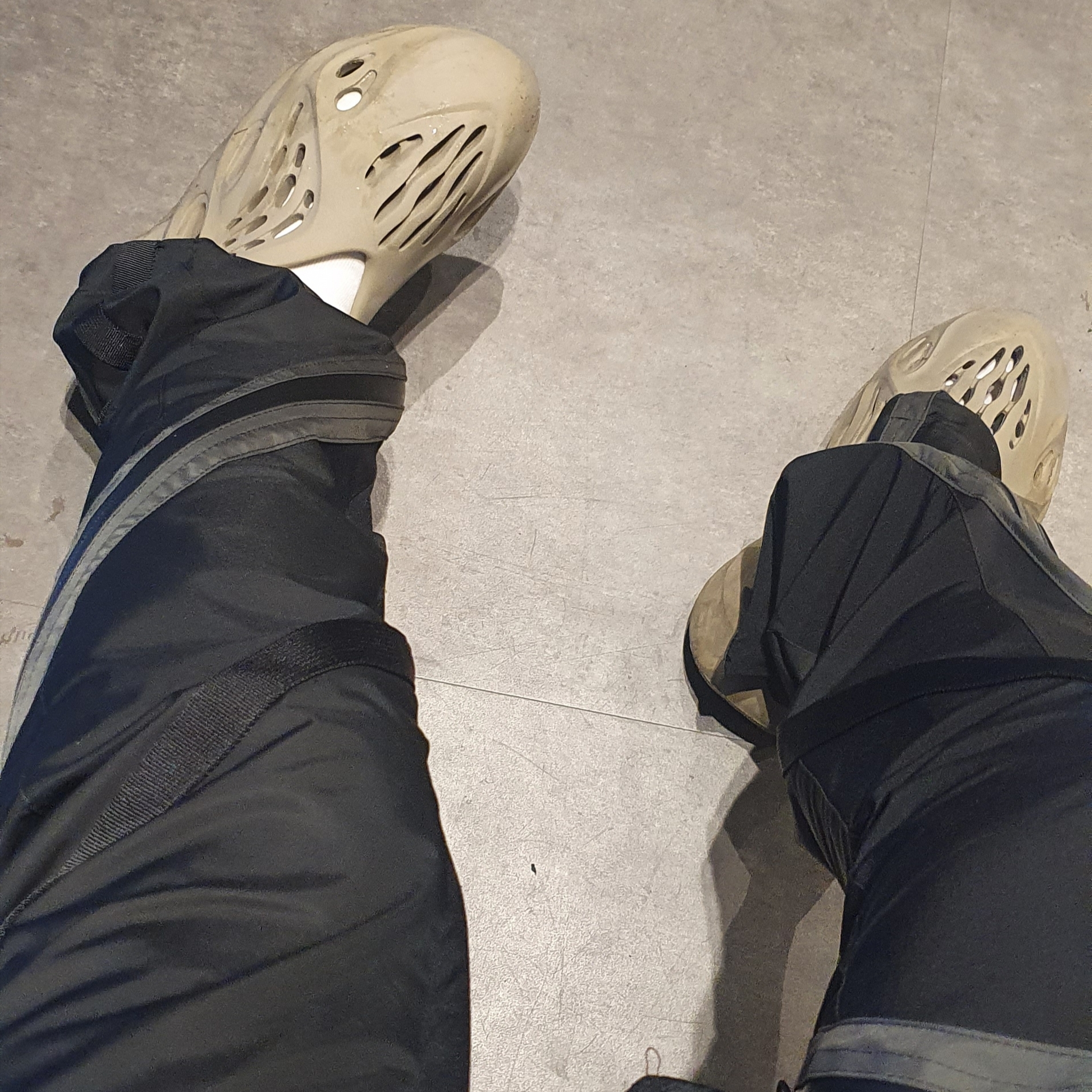 Adidas Yeezy Foam RNNR Stone Sage 착용 스타일 - 1