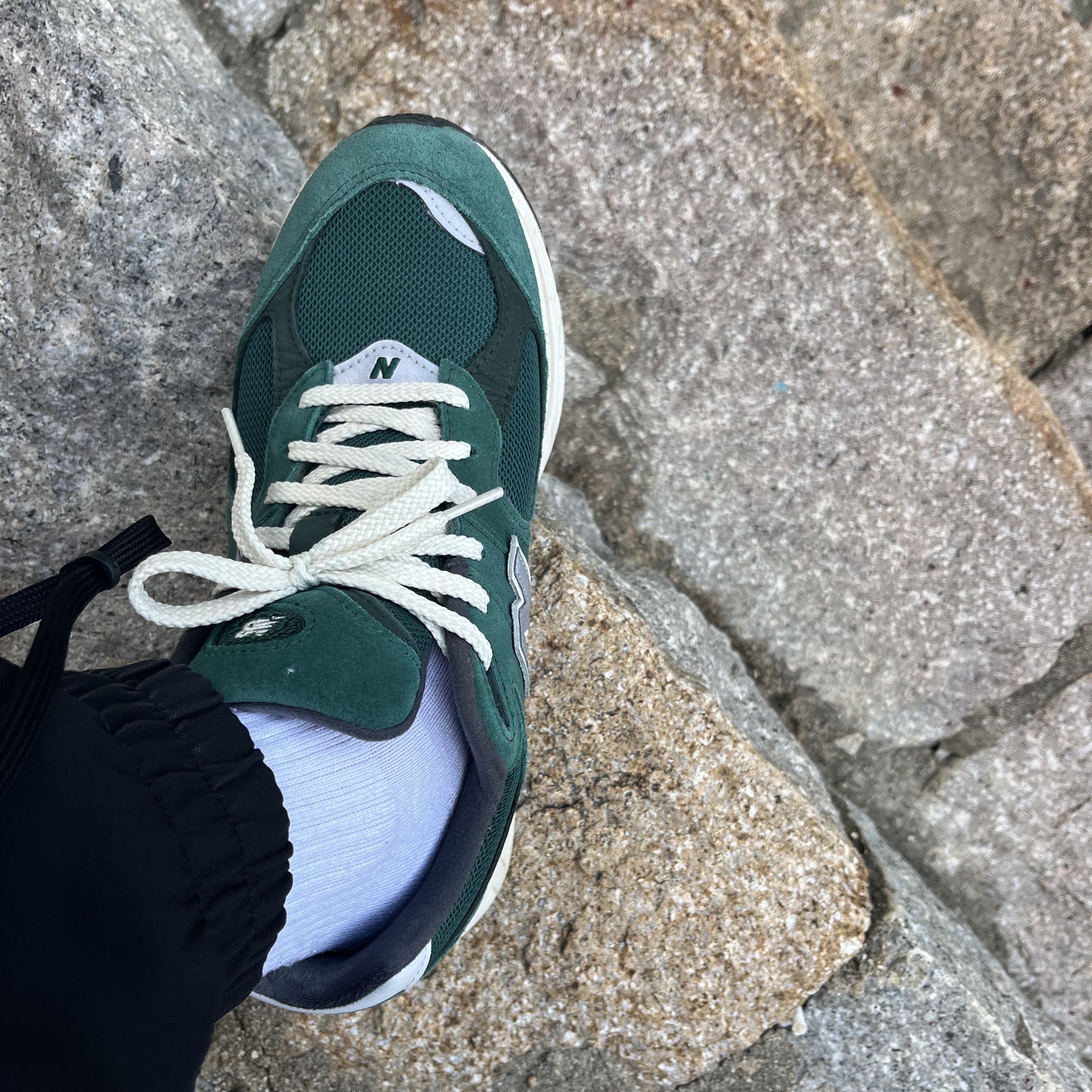 New Balance 2002R Nightwatch Green 착용 스타일