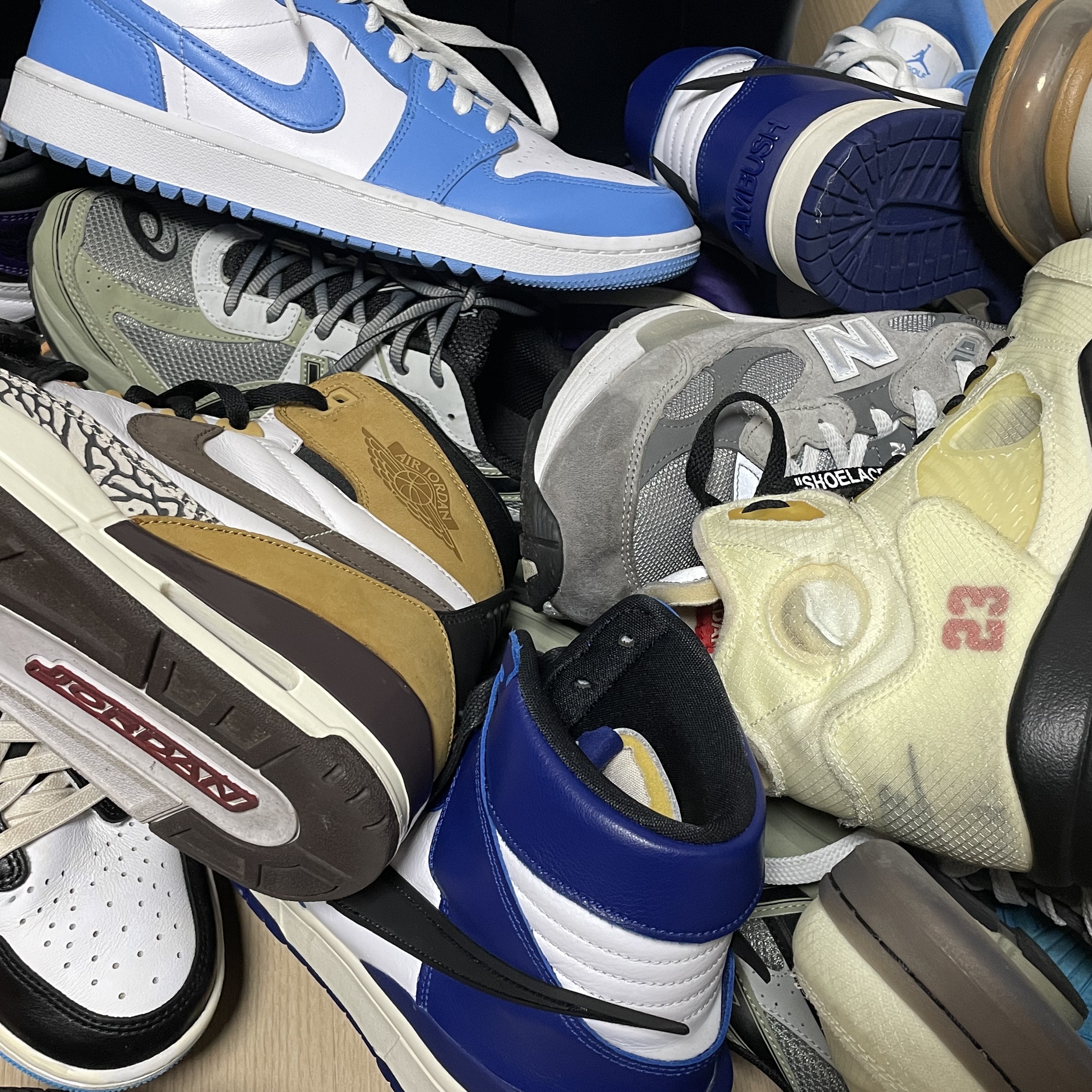 Jordan 5 x Off-White Retro SP Sail Fire Red, Jordan 1 Low Golf White and University Blue 착용 스타일