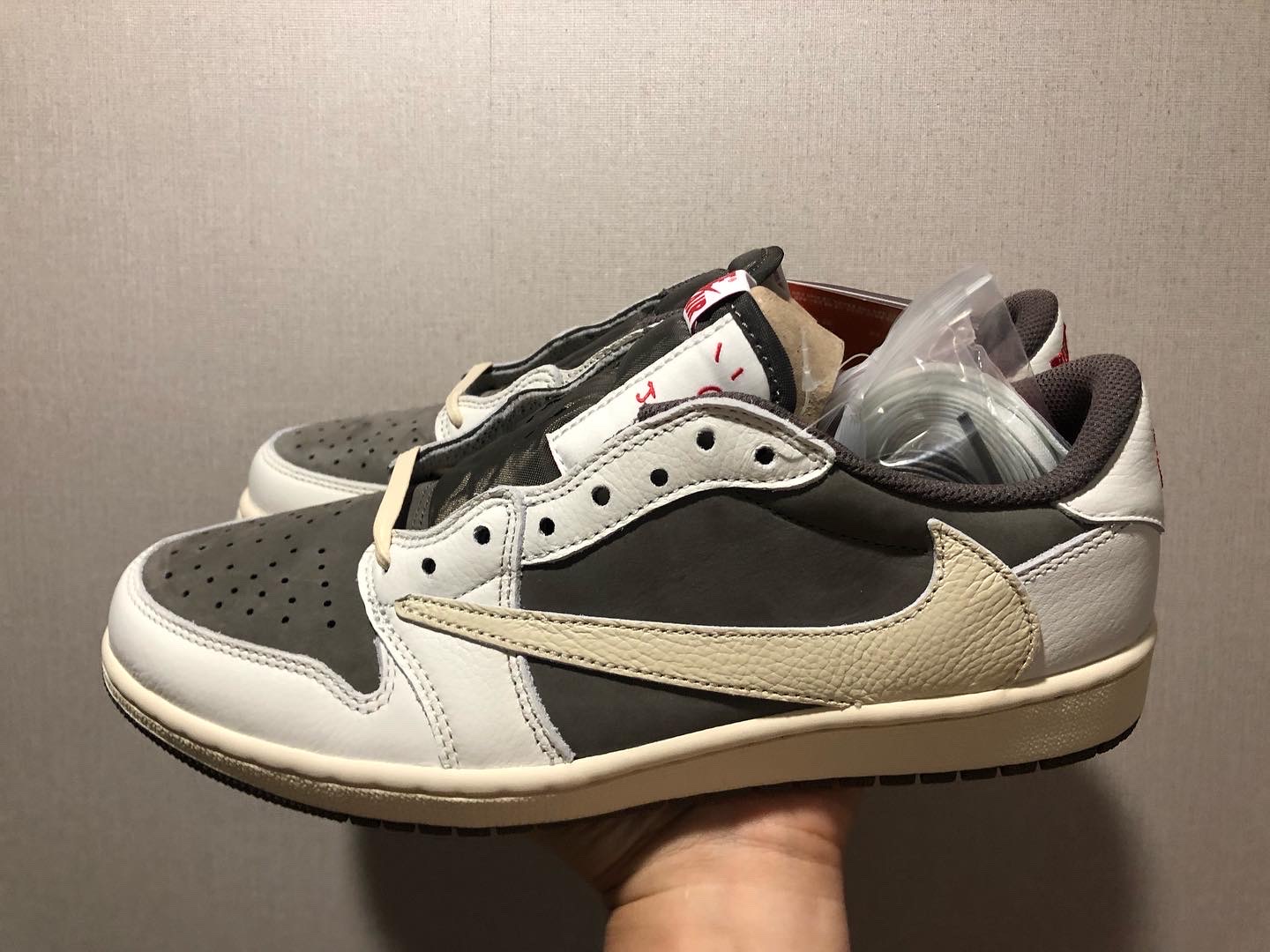 Jordan 1 x Travis Scott Retro Low OG SP Sail and Ridgerock 착용 스타일 - 2