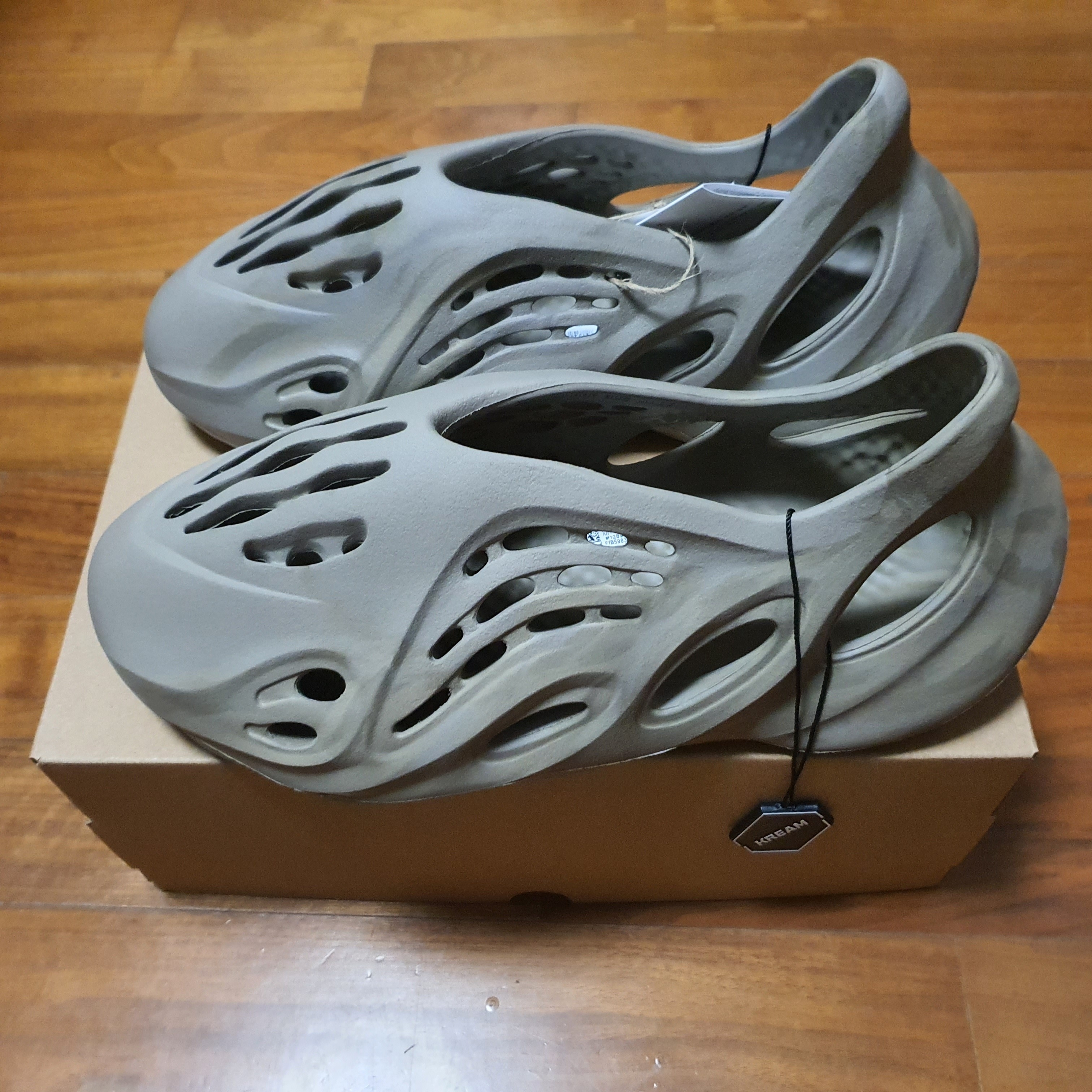 Adidas Yeezy Foam RNNR Stone Sage 착용 스타일