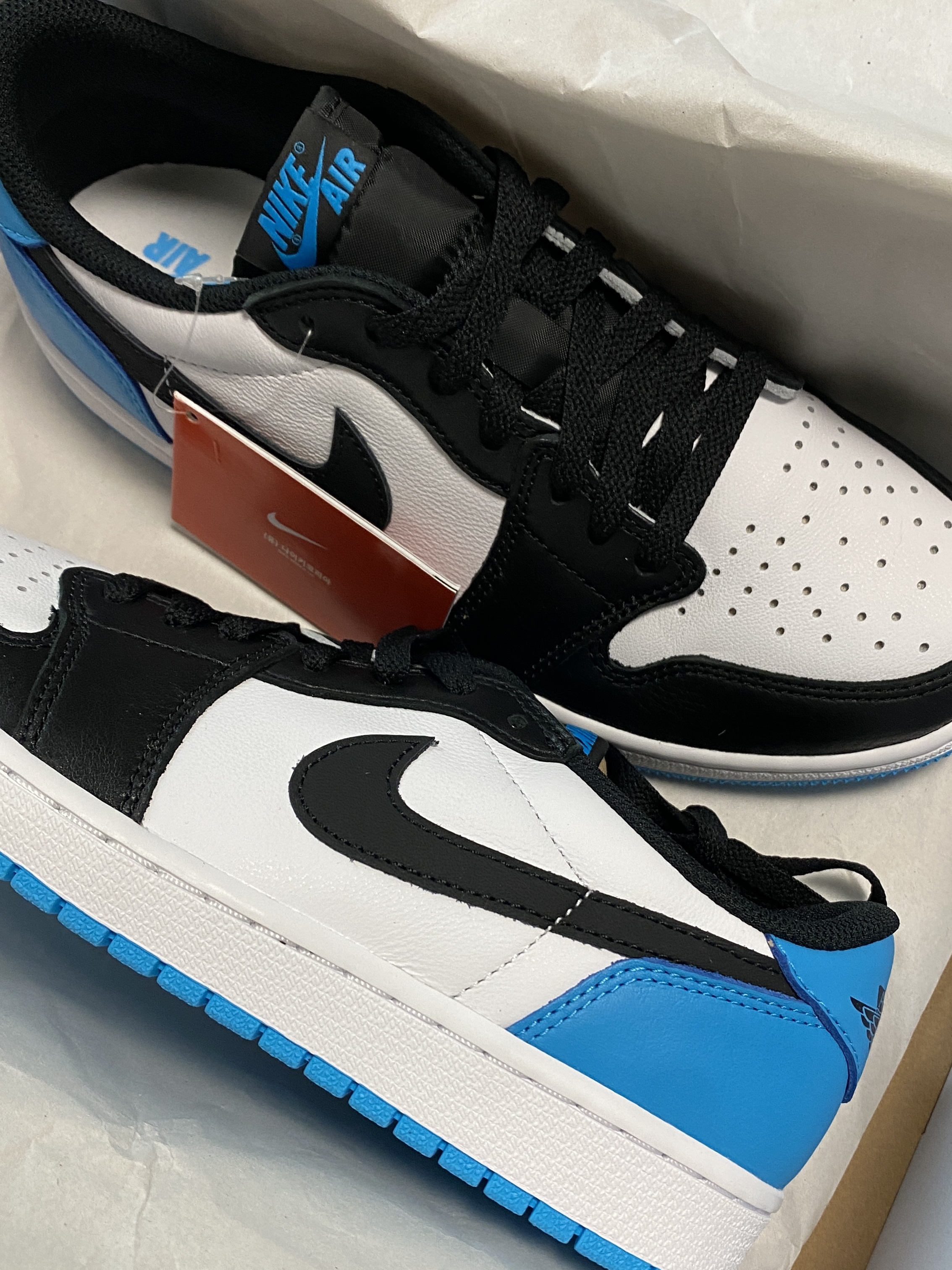 Jordan 1 Retro Low OG Black and Dark Powder Blue 착용 스타일