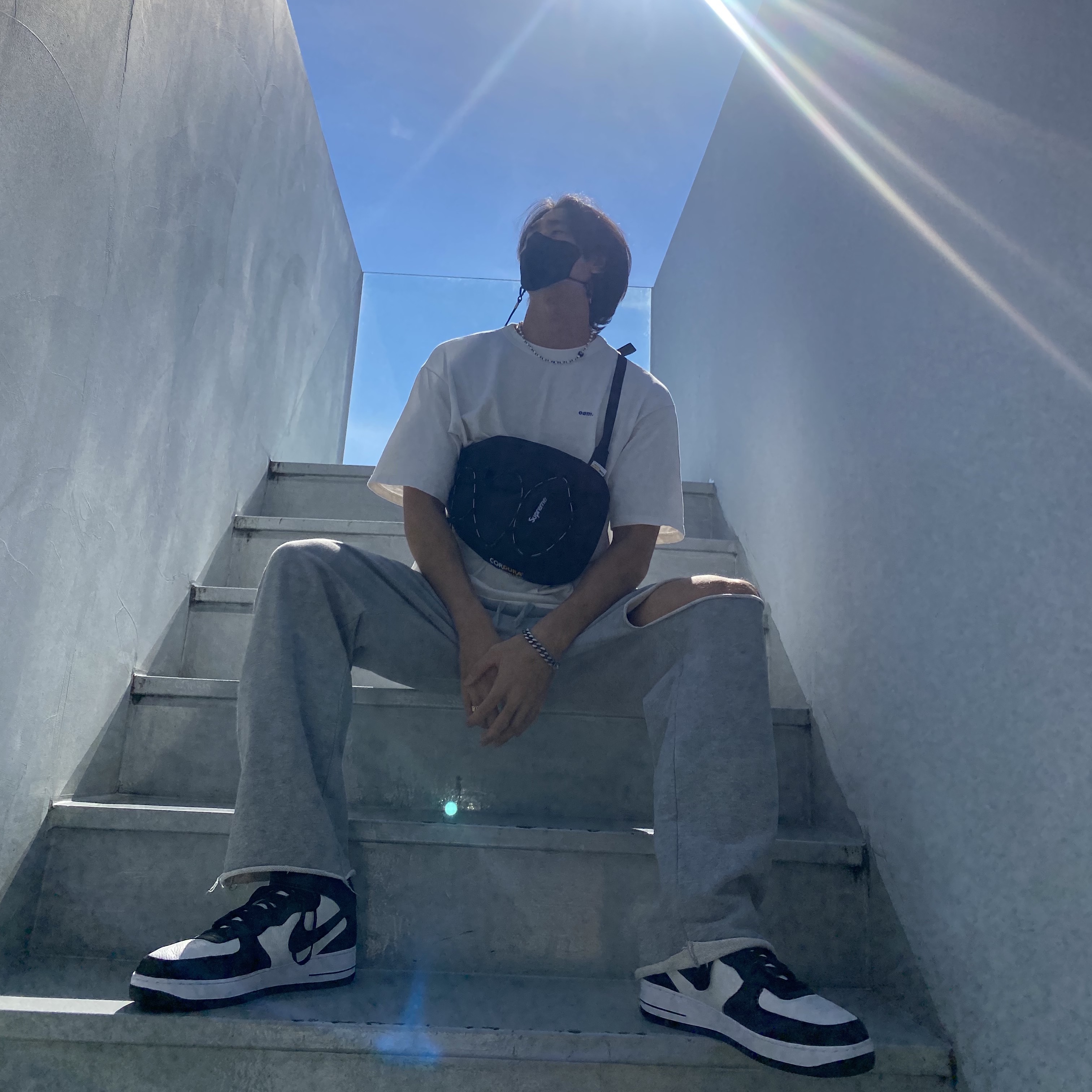 Supreme Sling Bag Black - 22SS, Nike x Stussy Air Force 1 '07 Mid SP Black and Light Bone 착용 스타일