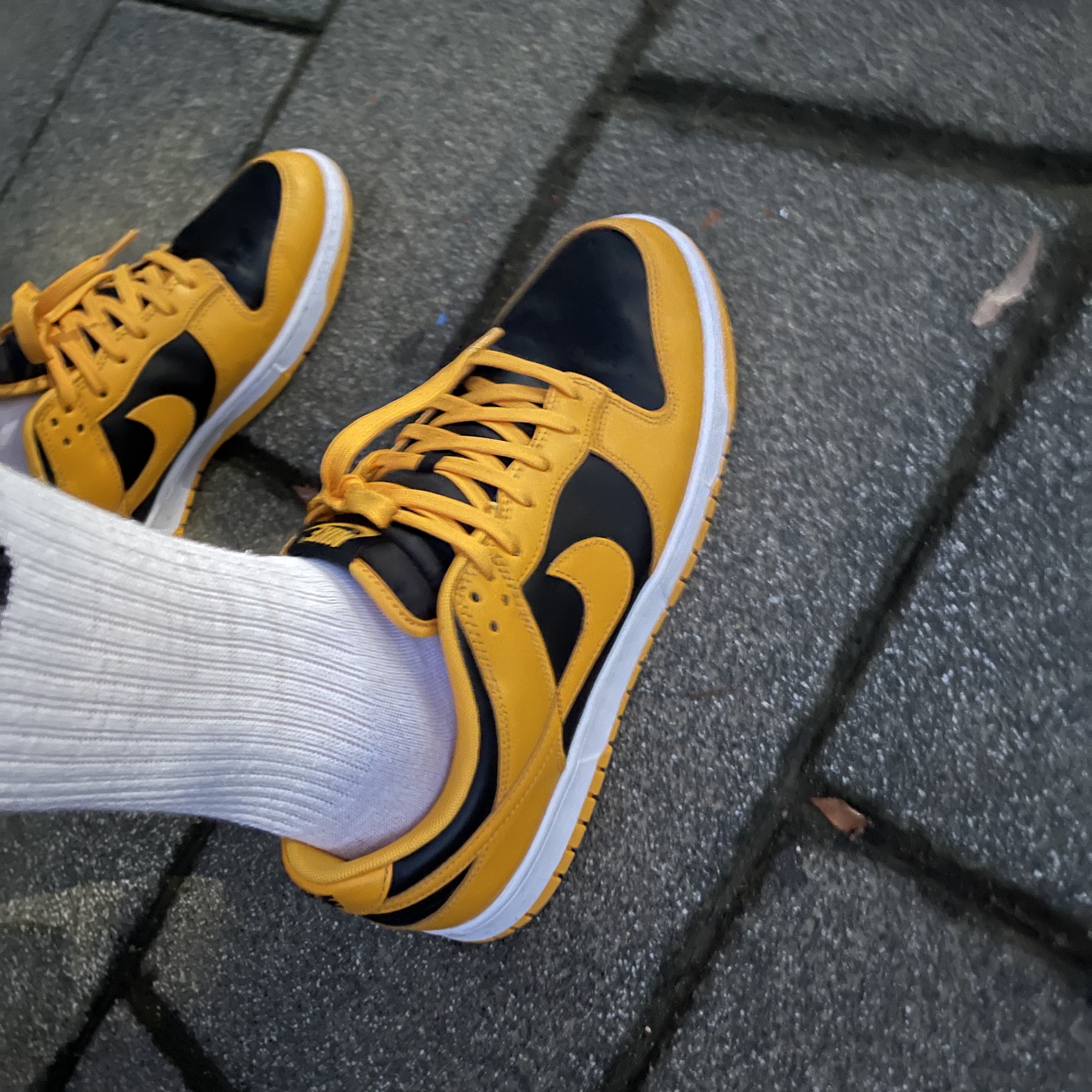 Nike Dunk Low Retro Championship Goldenrod 착용 스타일 - 2