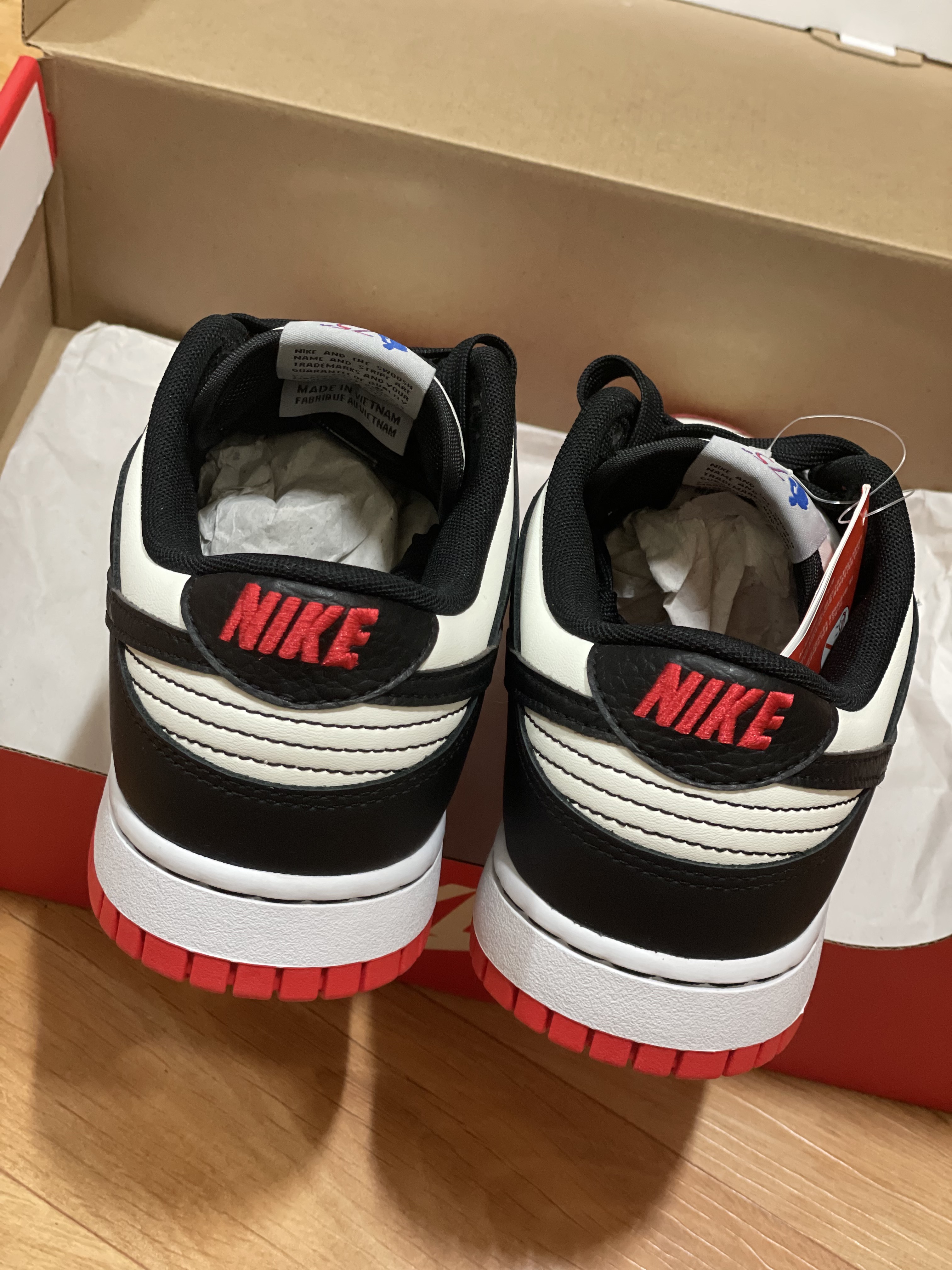 Nike x NBA Dunk Low Retro EMB Black and Chile Red 착용 스타일 - 2