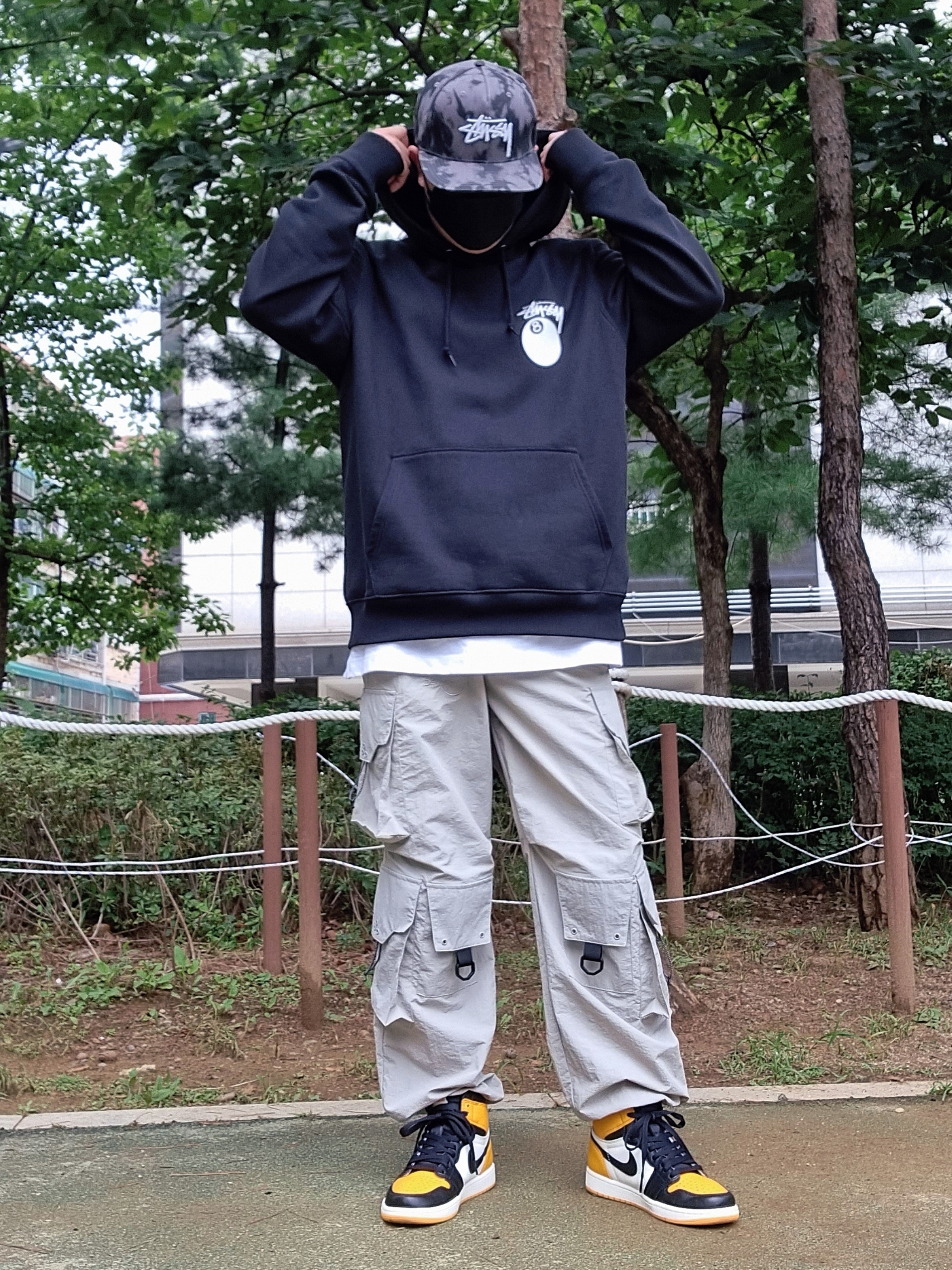 Stussy 8 Ball Hoodie Black - 21SS, Jordan 1 Retro High OG Taxi 착용 스타일 - 3