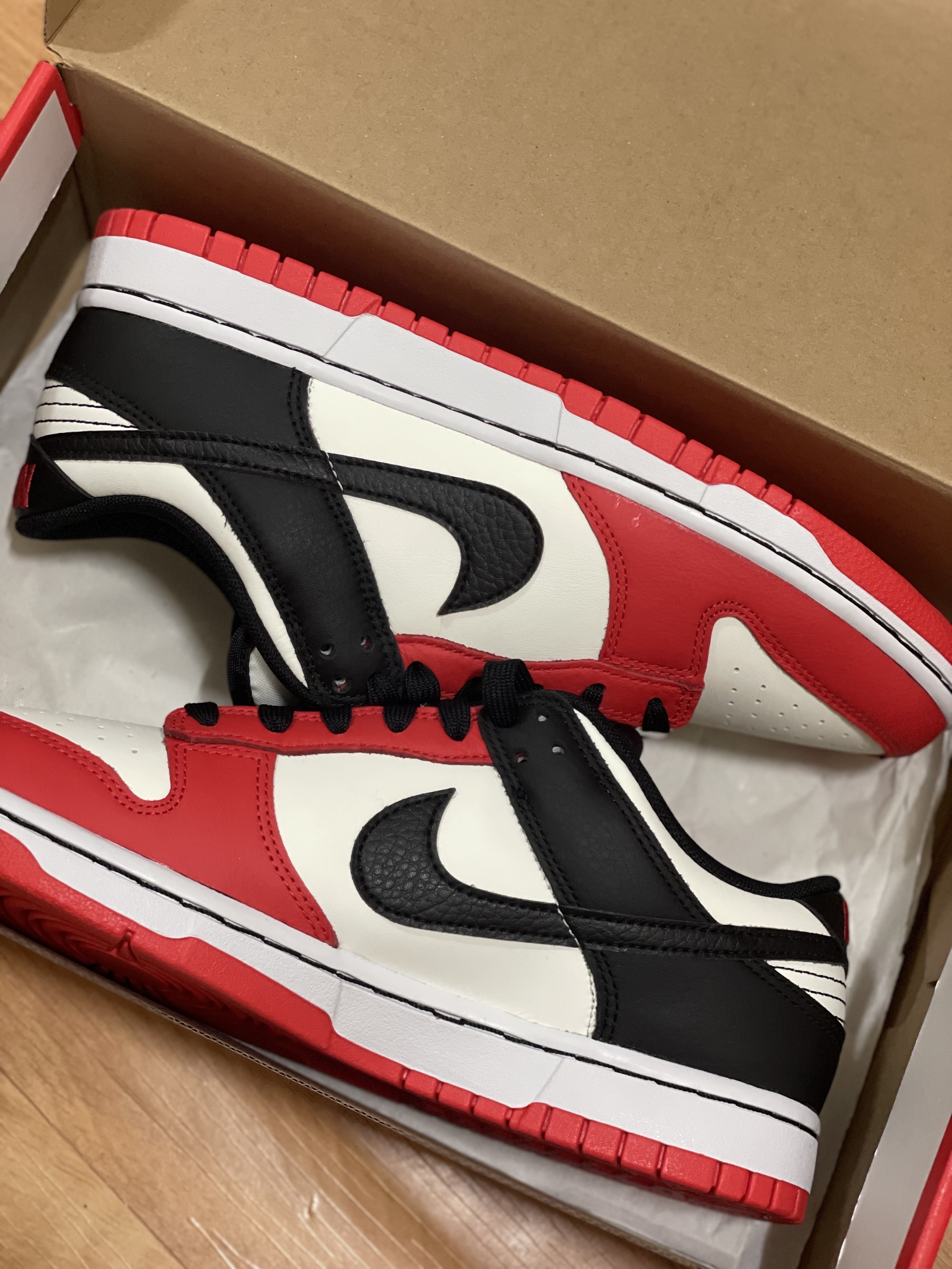 Nike x NBA Dunk Low Retro EMB Black and Chile Red 착용 스타일 - 1