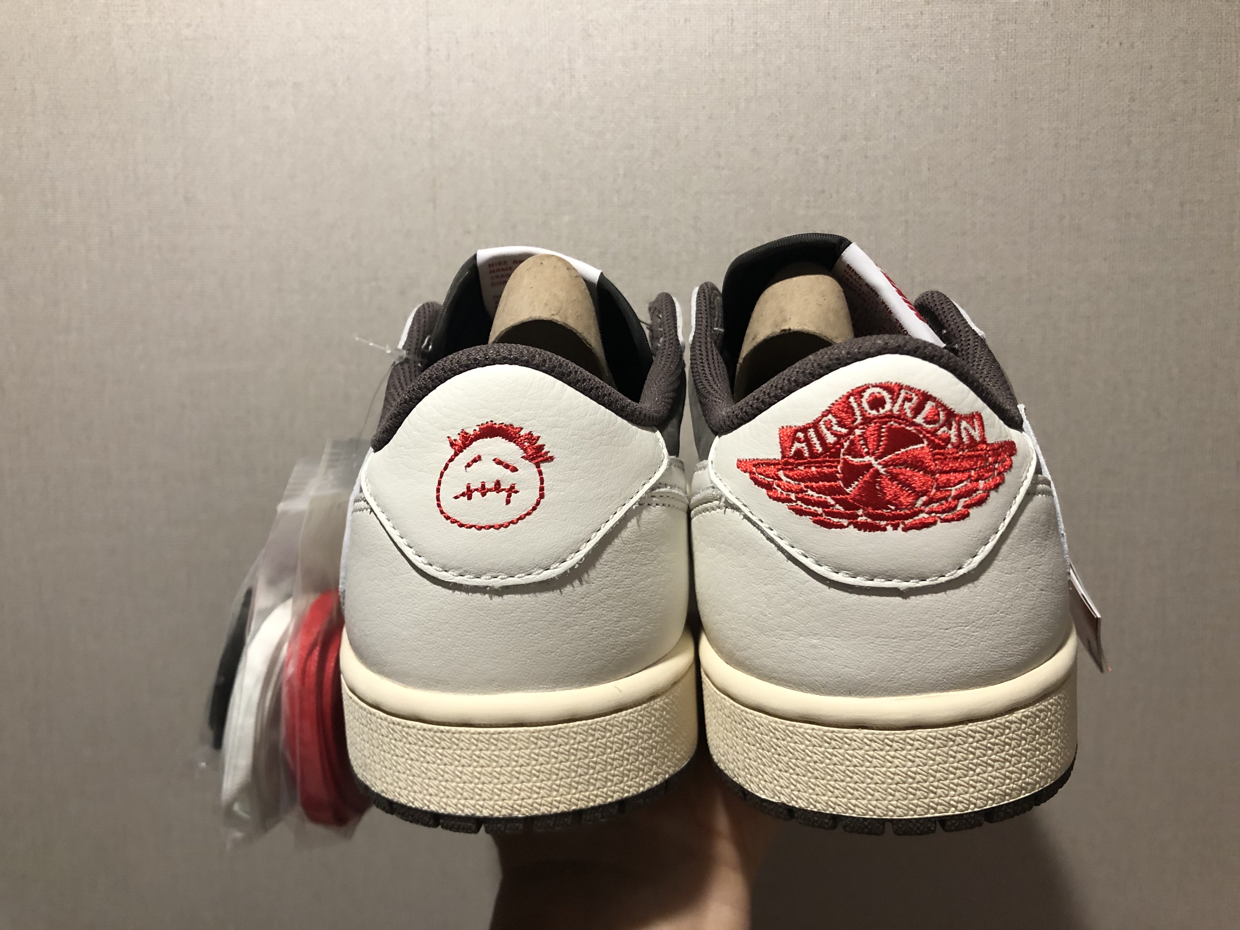 Jordan 1 x Travis Scott Retro Low OG SP Sail and Ridgerock 착용 스타일 - 3