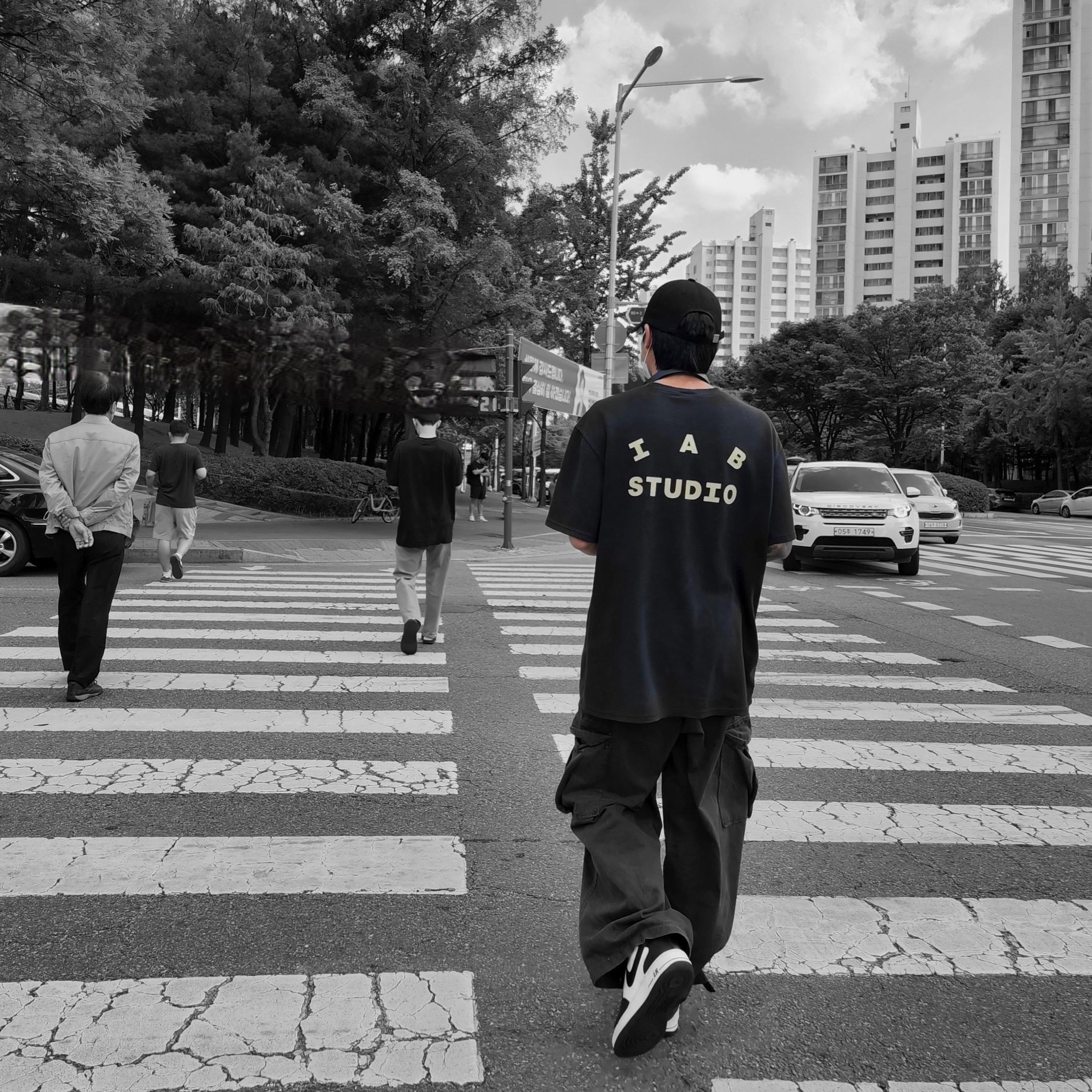 IAB Studio Black Glow T-Shirt, Nike x Stussy Air Force 1 '07 Mid SP Black and Light Bone 착용 스타일
