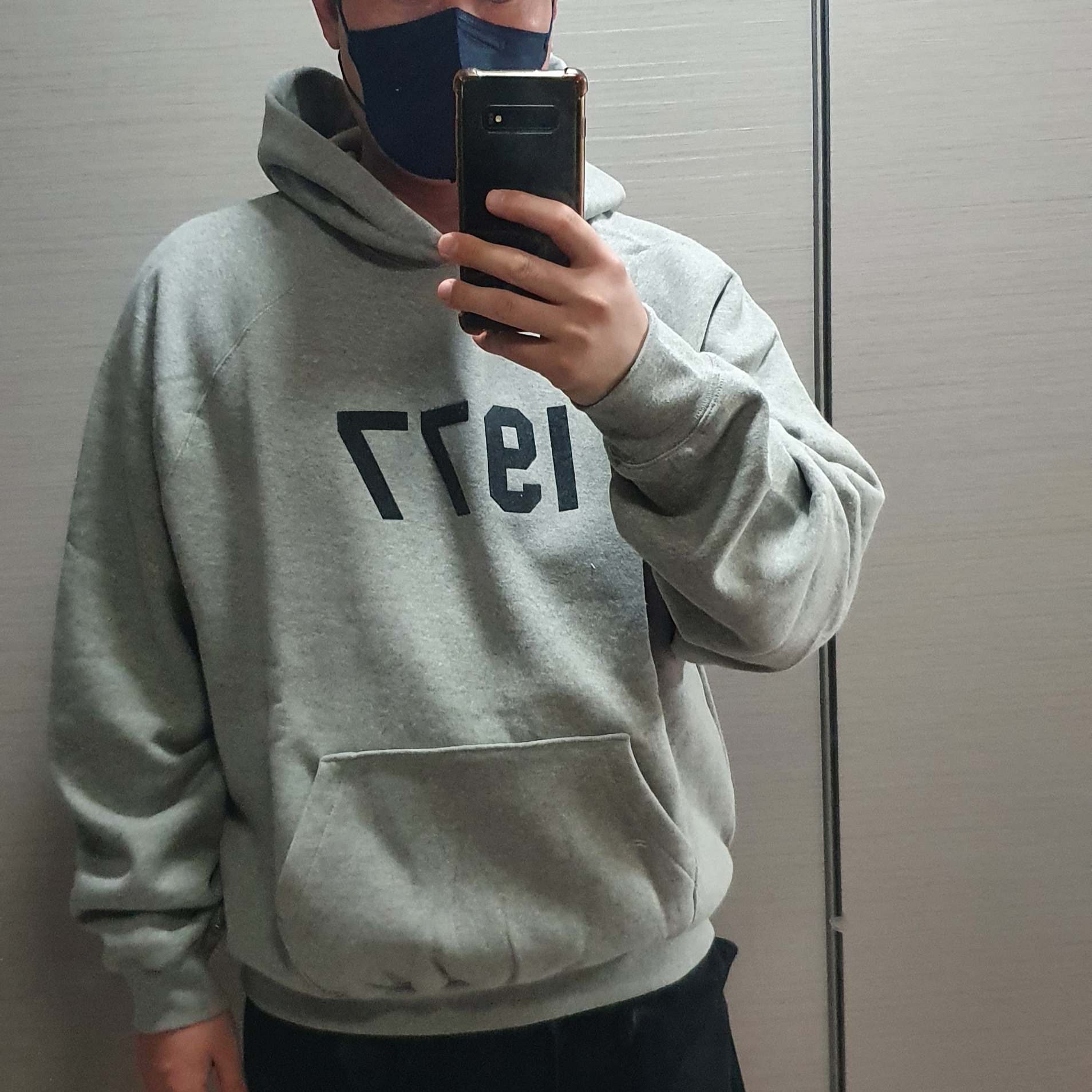 Essentials 1977 Hoodie Dark Oatmeal - 22SS 착용 스타일