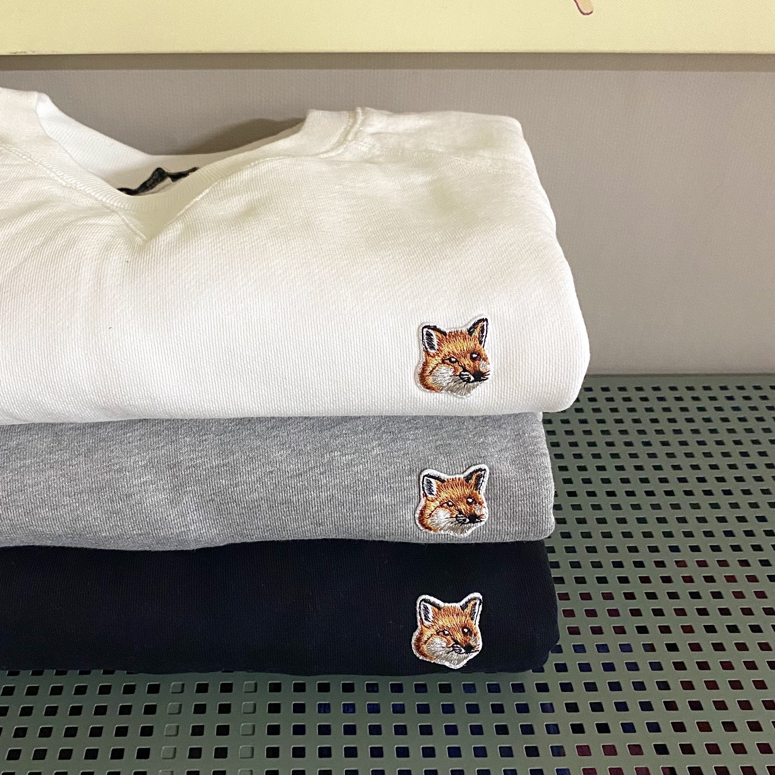 Maison Kitsune Fox Head Patch Classic Sweatshirt Black, Maison Kitsune Fox Head Patch Classic Sweatshirt Grey Melange 착용 스타일