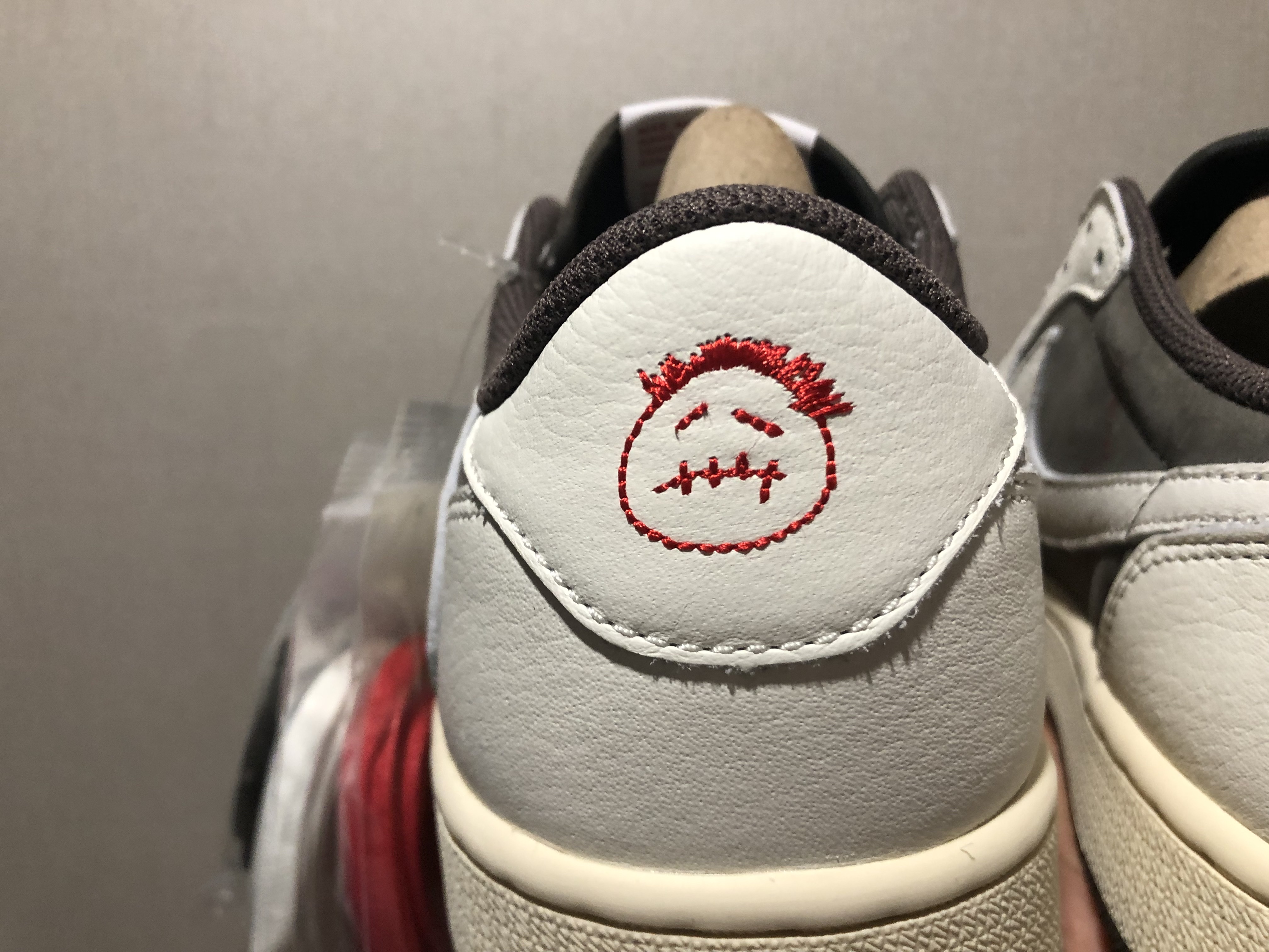Jordan 1 x Travis Scott Retro Low OG SP Sail and Ridgerock 착용 스타일 - 4