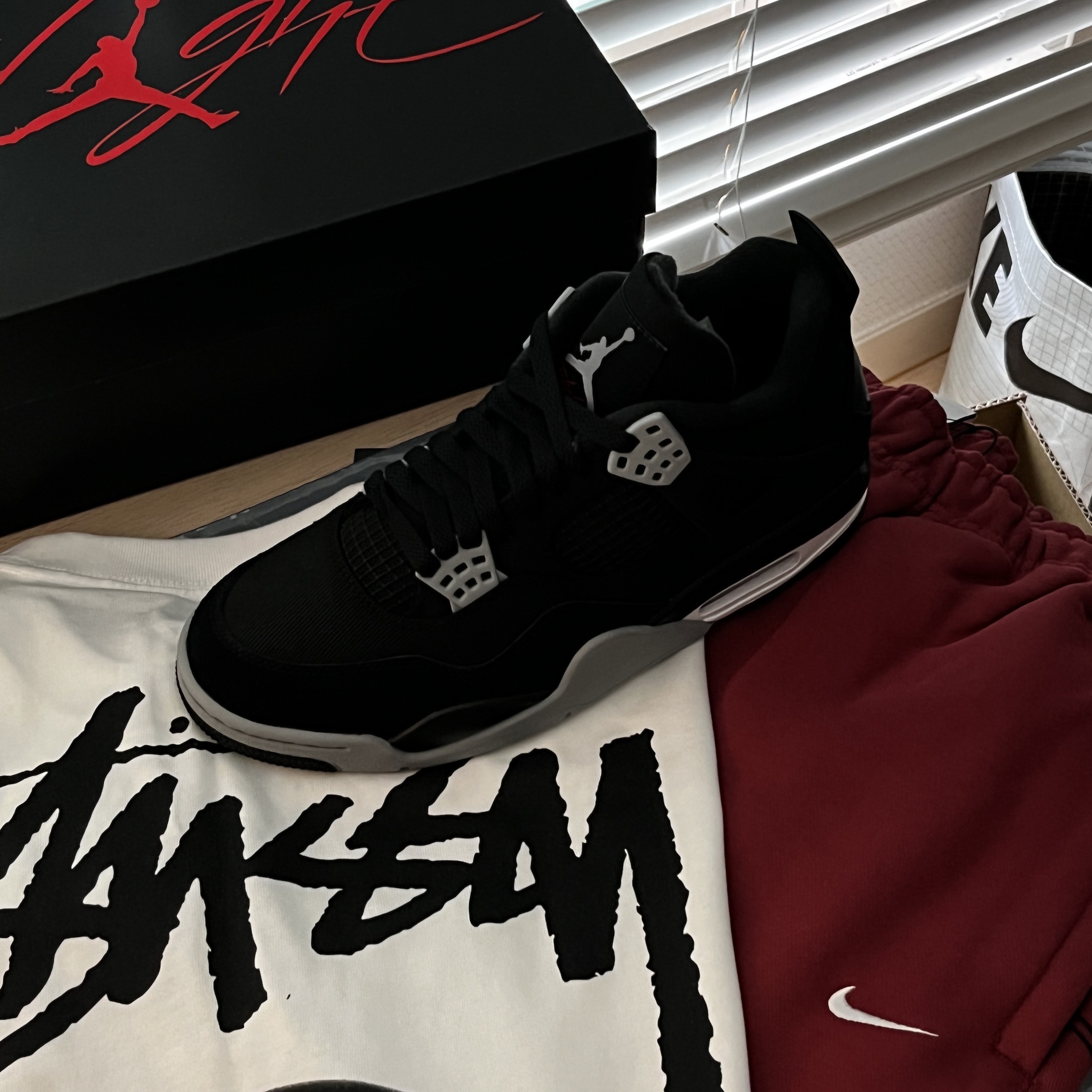 Nike x Stussy NRG FL SS 8 Ball T-Shirt White (DO9322-100), Jordan 4 Retro SE Black and Light Steel 착용 스타일