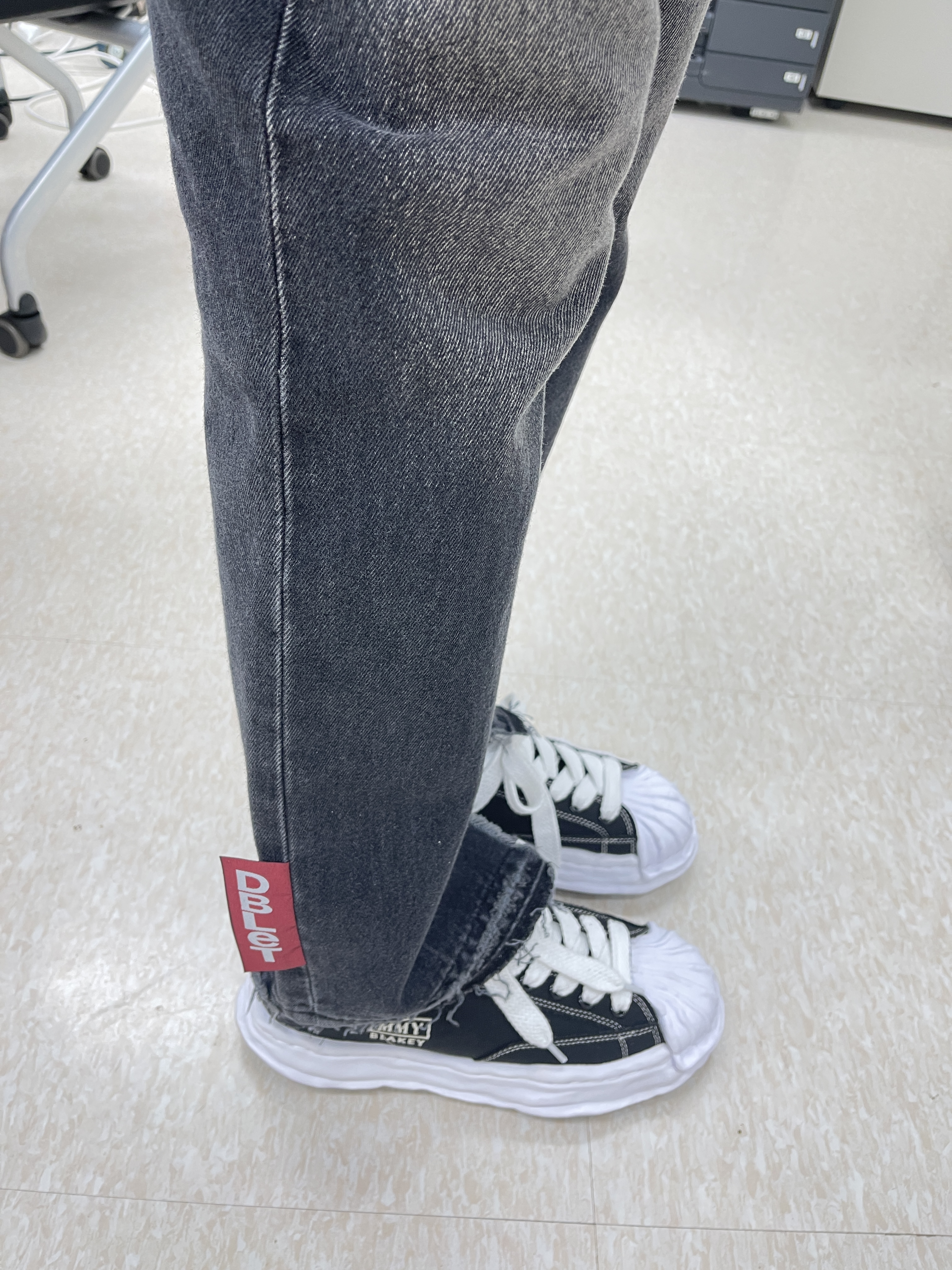 Maison Mihara Yasuhiro Blakey OG Sole Canvas Low-top Sneakers Black White 착용 스타일 - 2