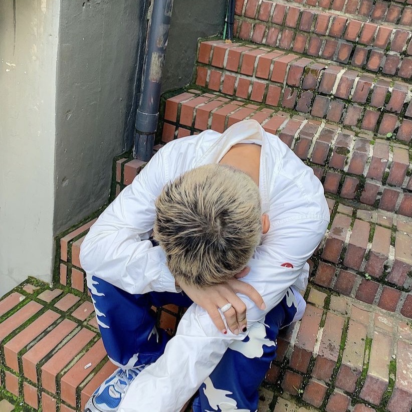 Balenciaga Runner Sneakers Blue White 착용 스타일 - 2