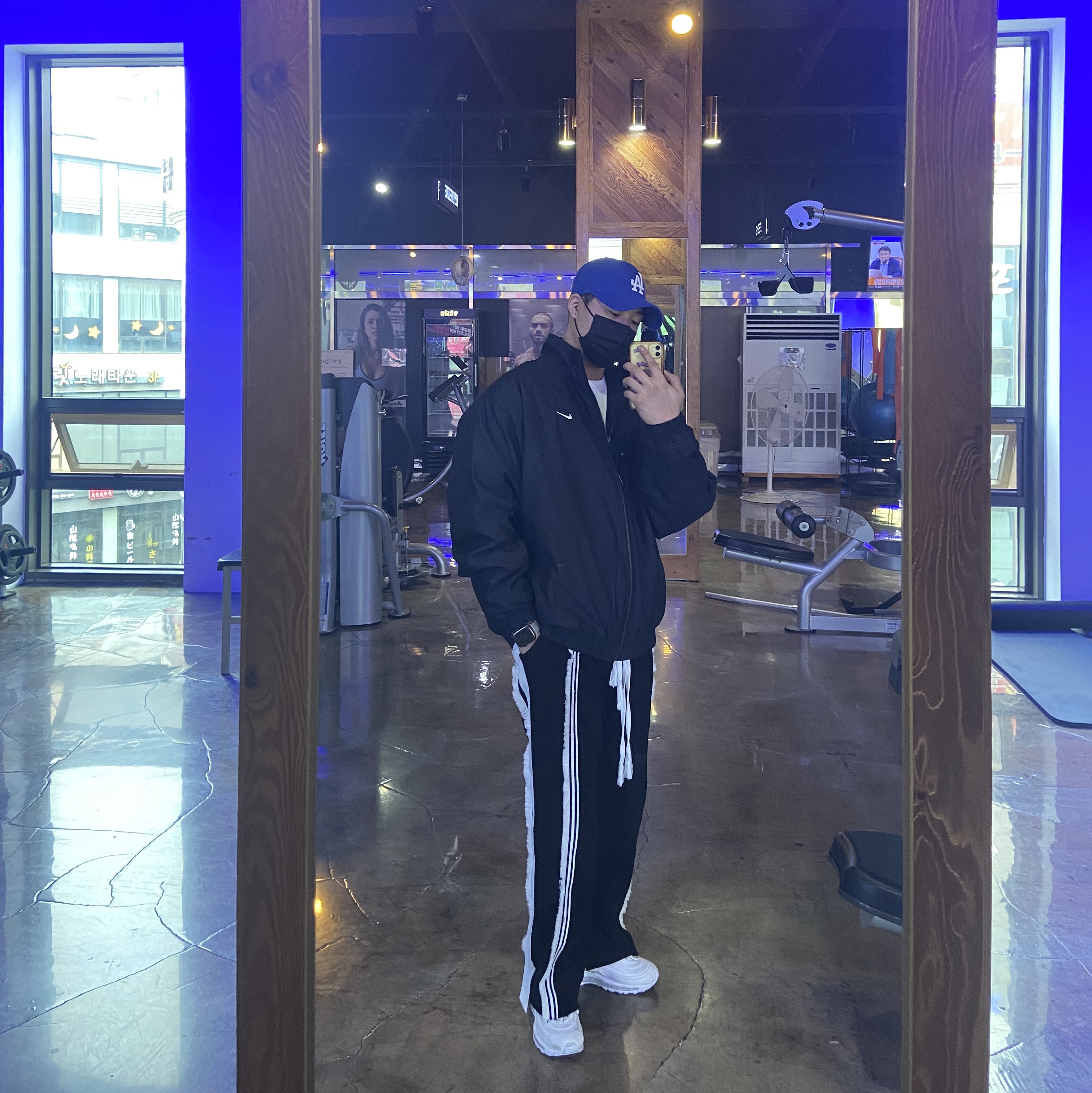 Nike NRG Solo Swoosh Satin Bomber Jacket Black Doll - US/EU, Nike Air Max 97 Triple White Wolf Grey 착용 스타일