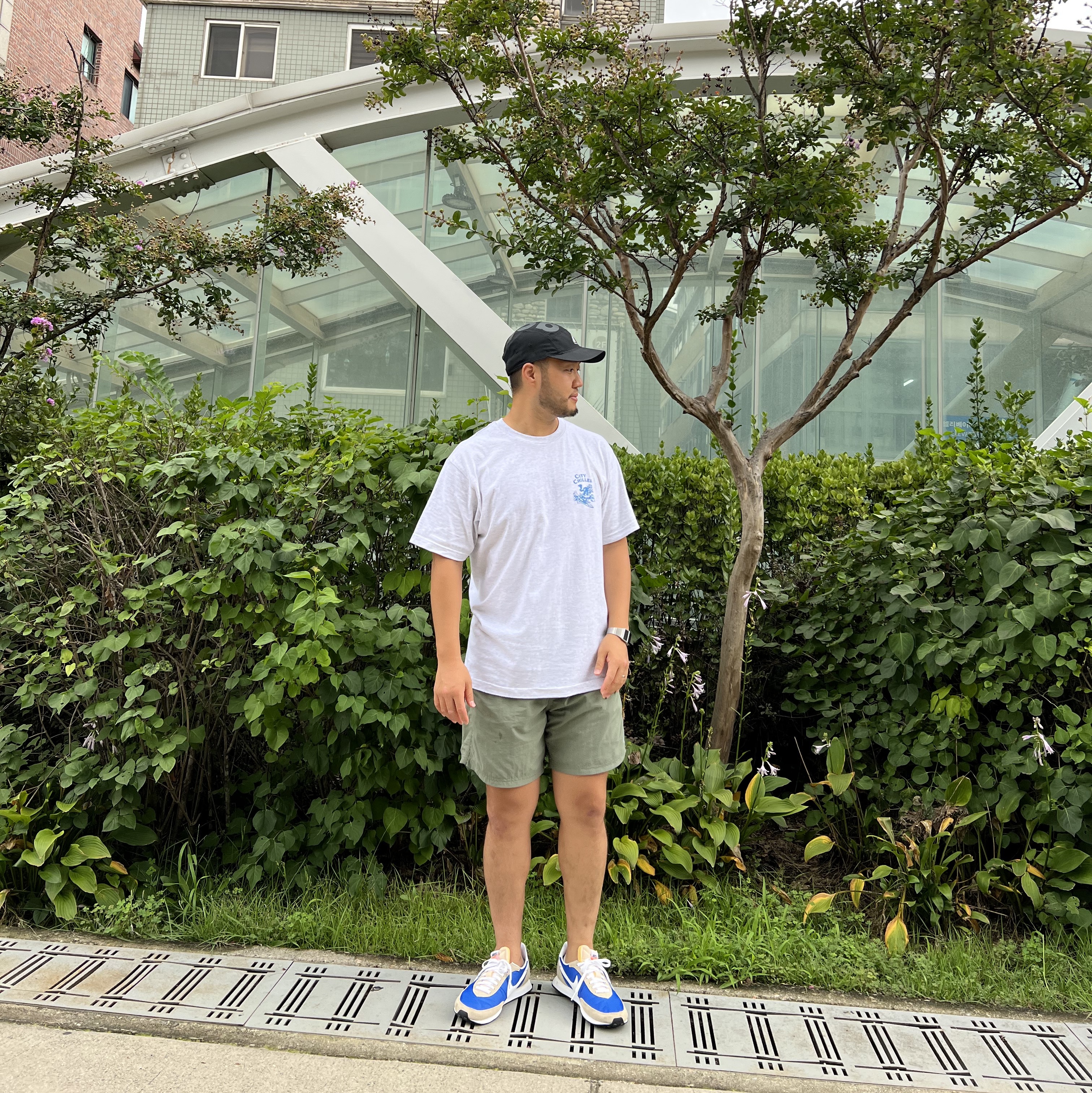 Nike Waffle Trainer 2 Hyper Royal Rattan, Nike NRG ACG Tailwind Cap Black 착용 스타일 - 2