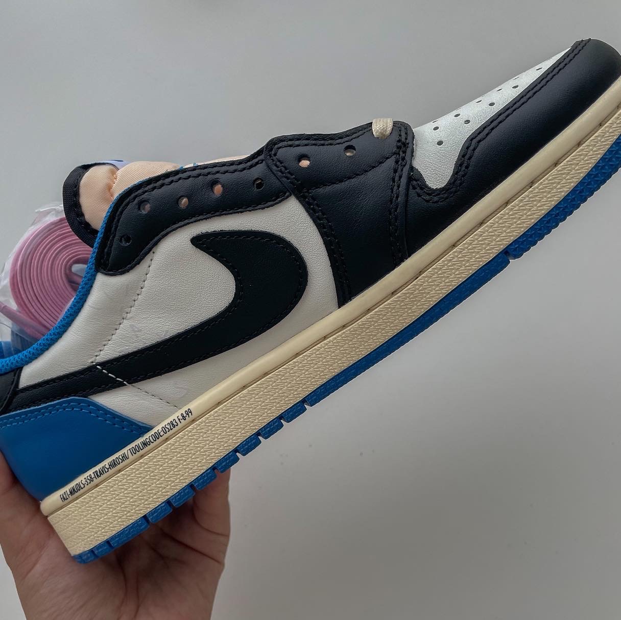 Jordan 1 x Travis Scott x Fragment Retro Low OG SP Military Blue 착용 스타일 - 2