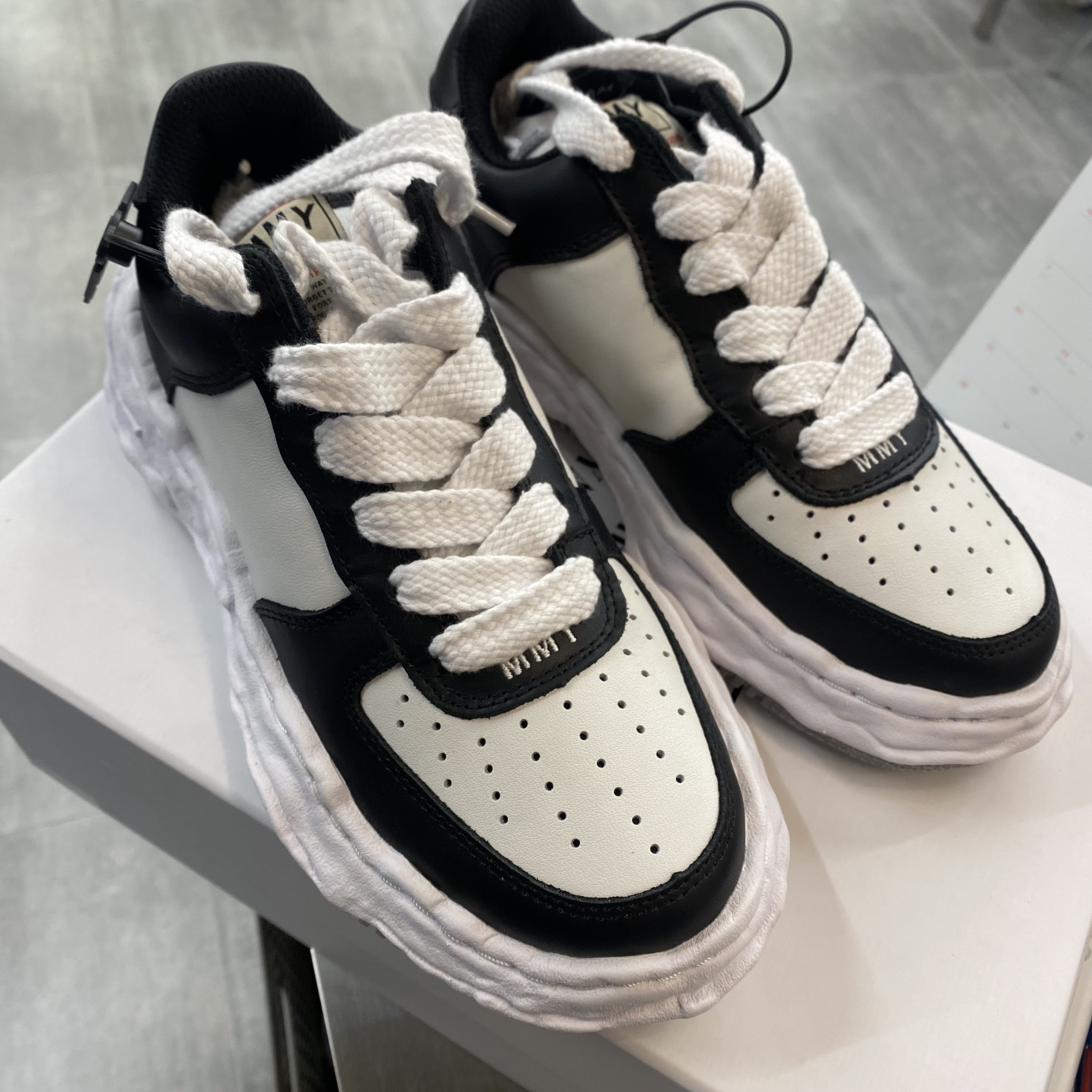 Maison Mihara Yasuhiro Wayne OG Sole Leather Low-top Sneakers Black White 착용 스타일