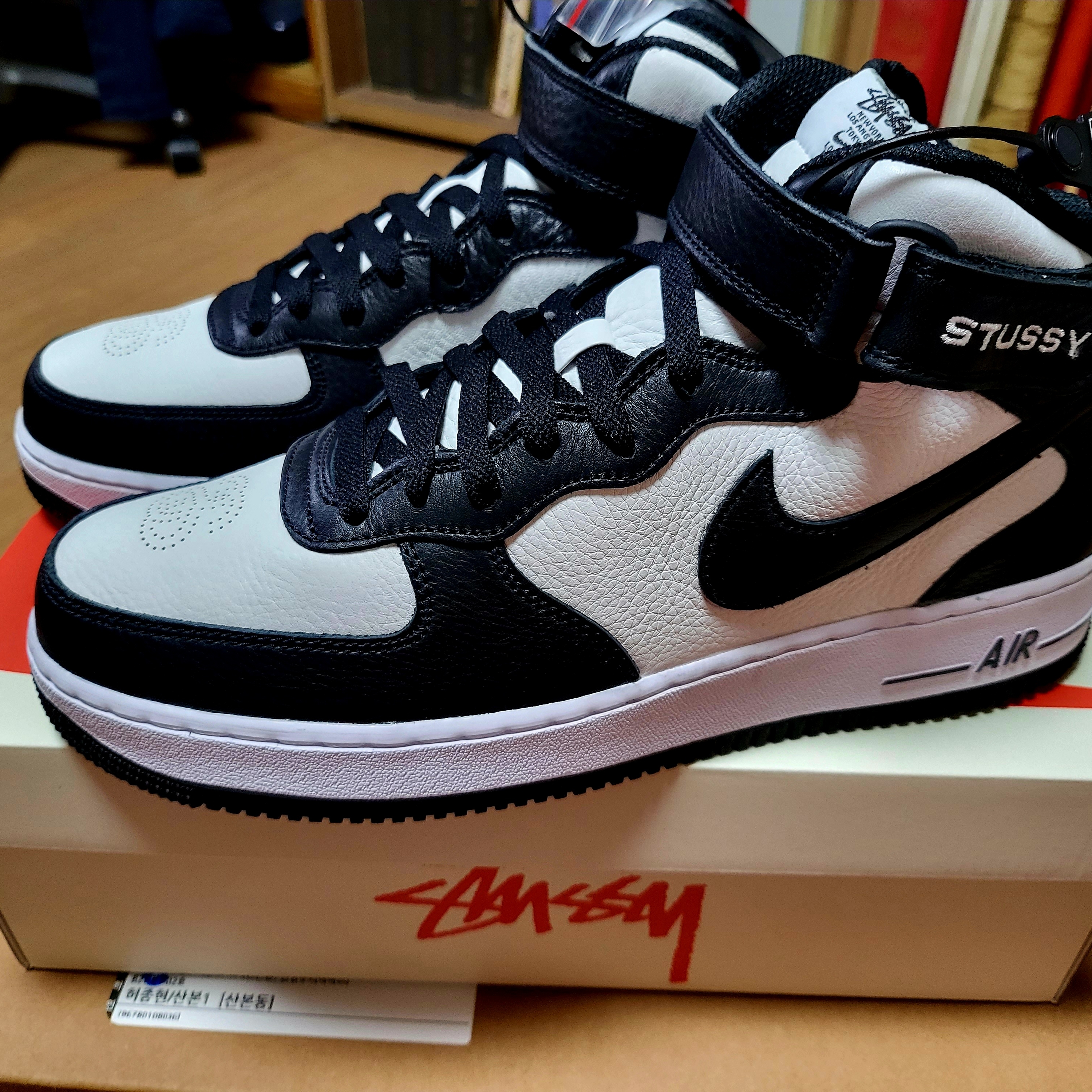 Nike x Stussy Air Force 1 '07 Mid SP Black and Light Bone 착용 스타일