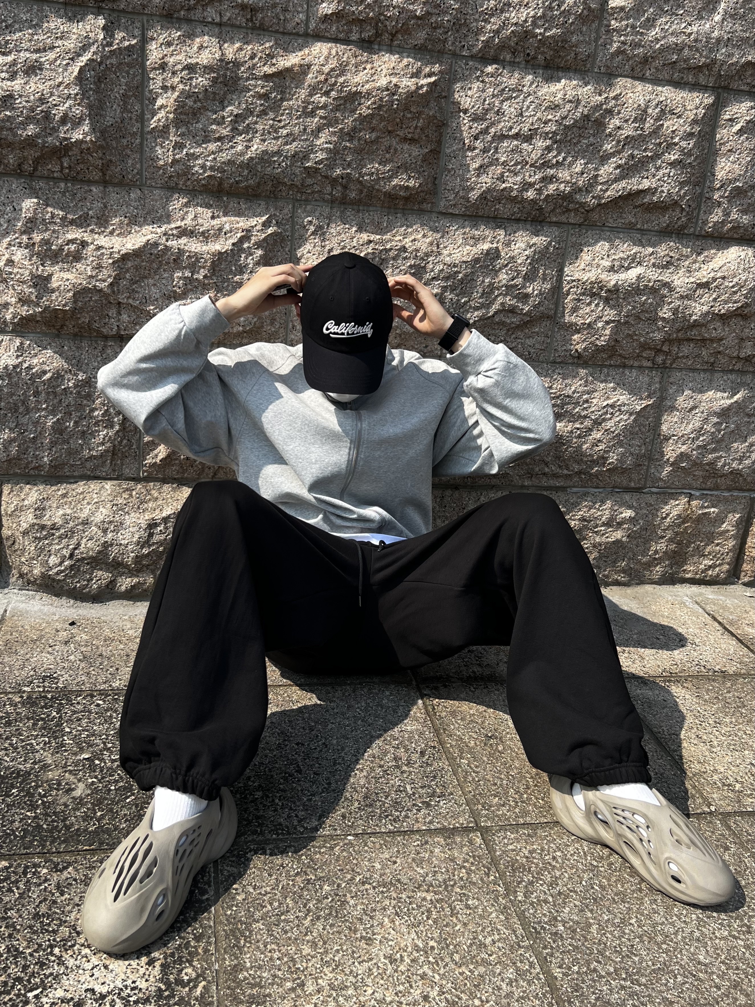 Adidas Yeezy Foam RNNR Stone Sage 착용 스타일 - 2