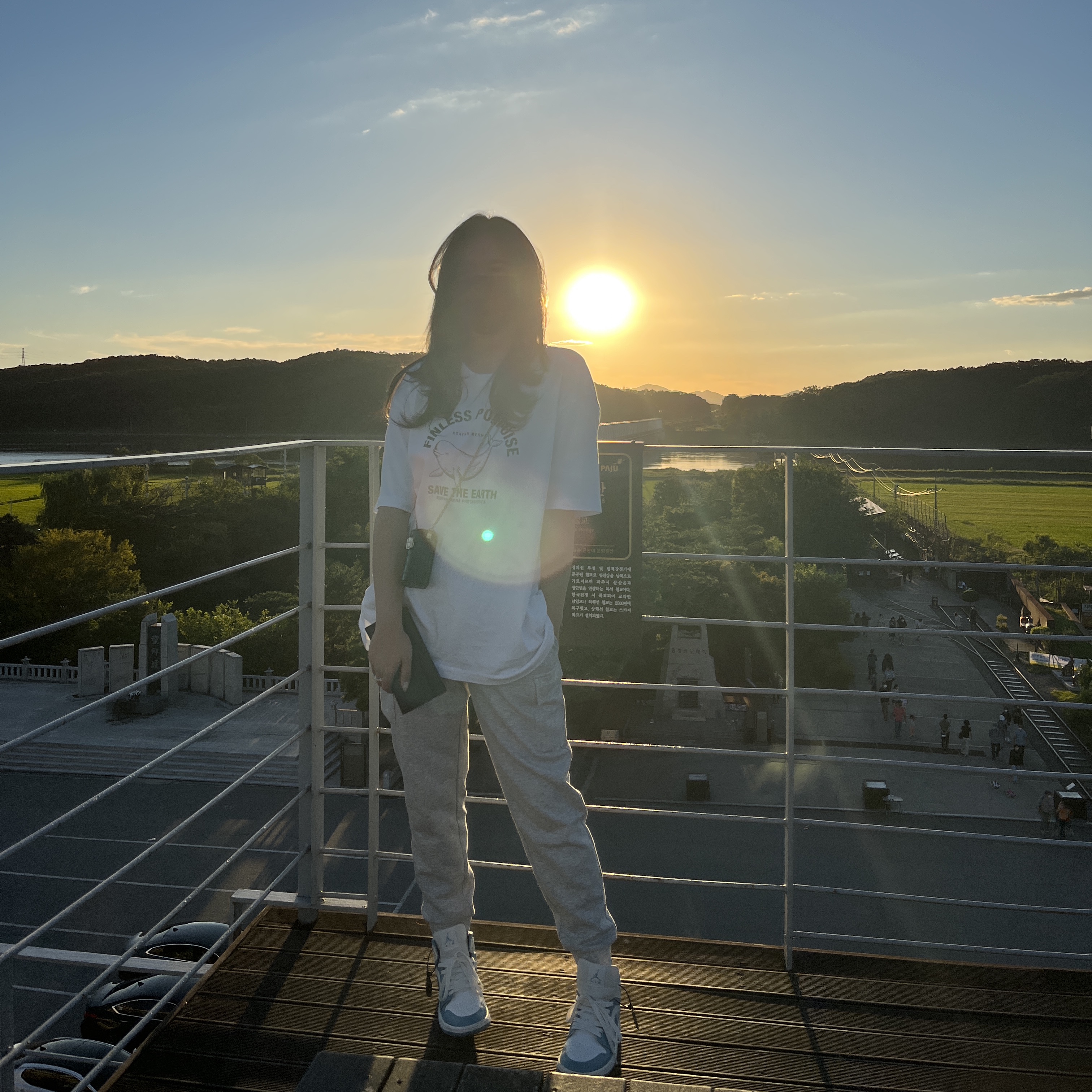 (W) Jordan 1 Mid Sail and Worn Blue 착용 스타일