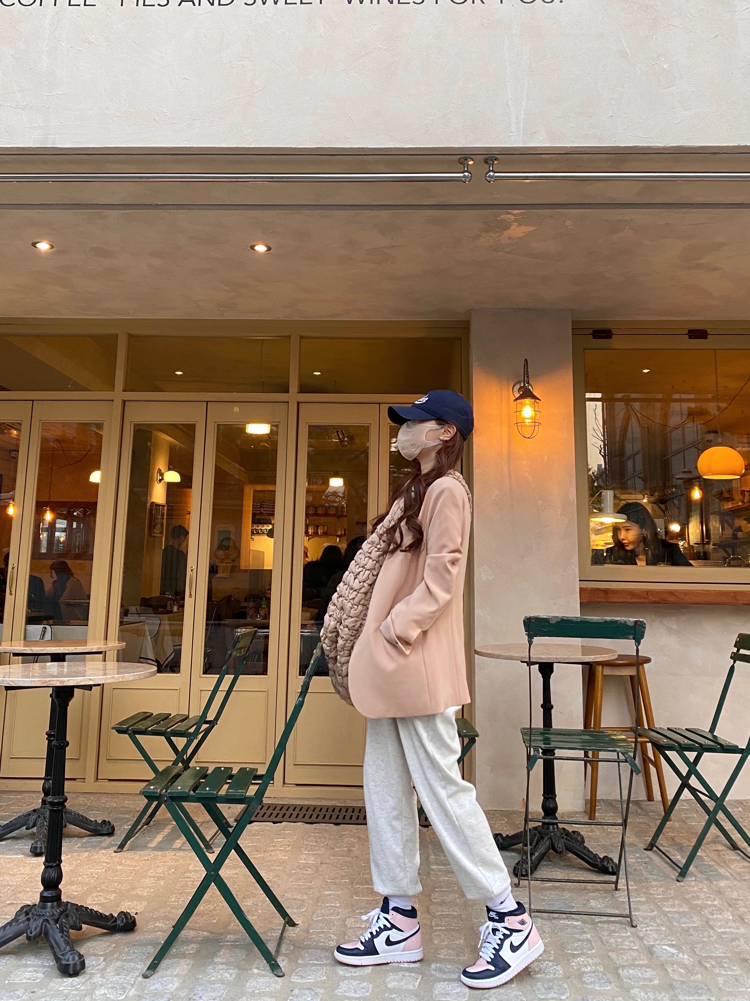 COS Quilted Oversized Shoulder Bag Beige, Adidas Yeezy Slide Bone 2022/2023 착용 스타일 - 3
