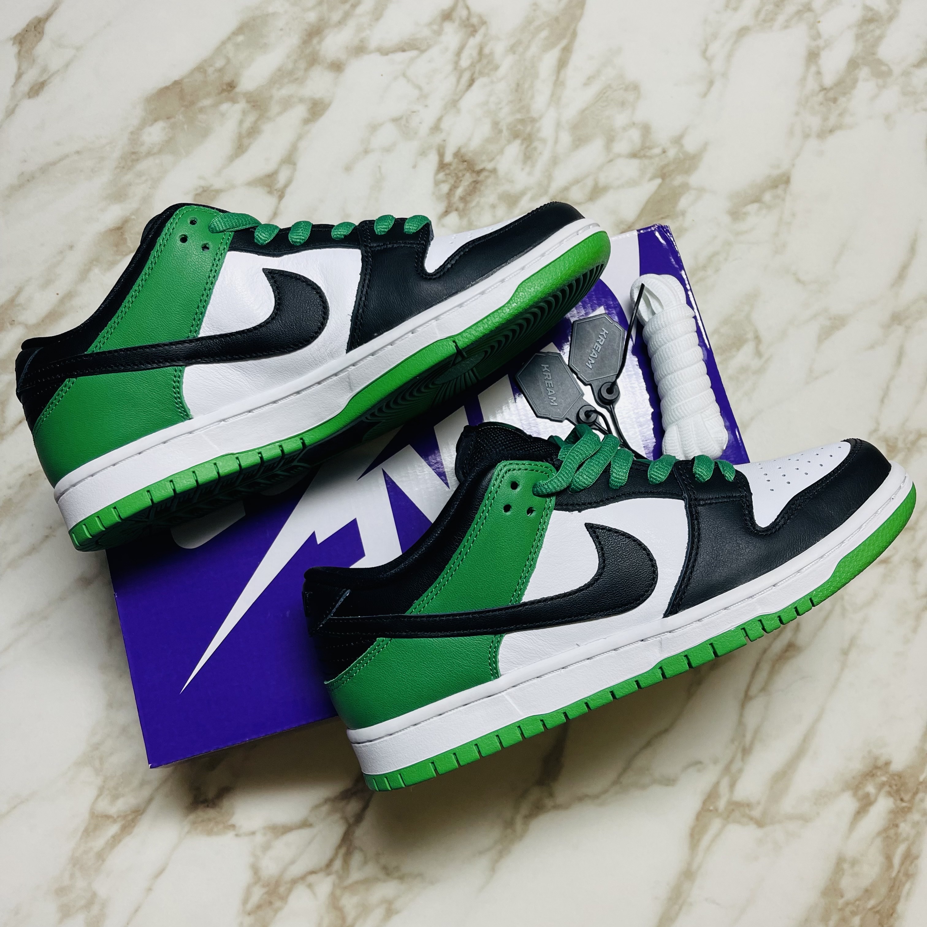 Nike SB Dunk Low Pro Black and Classic Green 착용 스타일 - 1