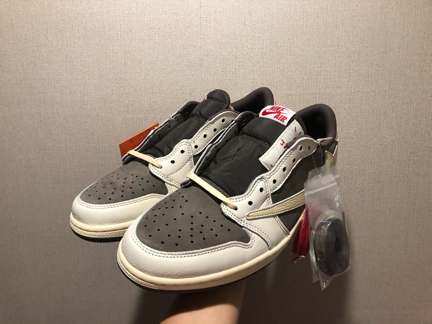 Jordan 1 x Travis Scott Retro Low OG SP Sail and Ridgerock 착용 스타일 - 1