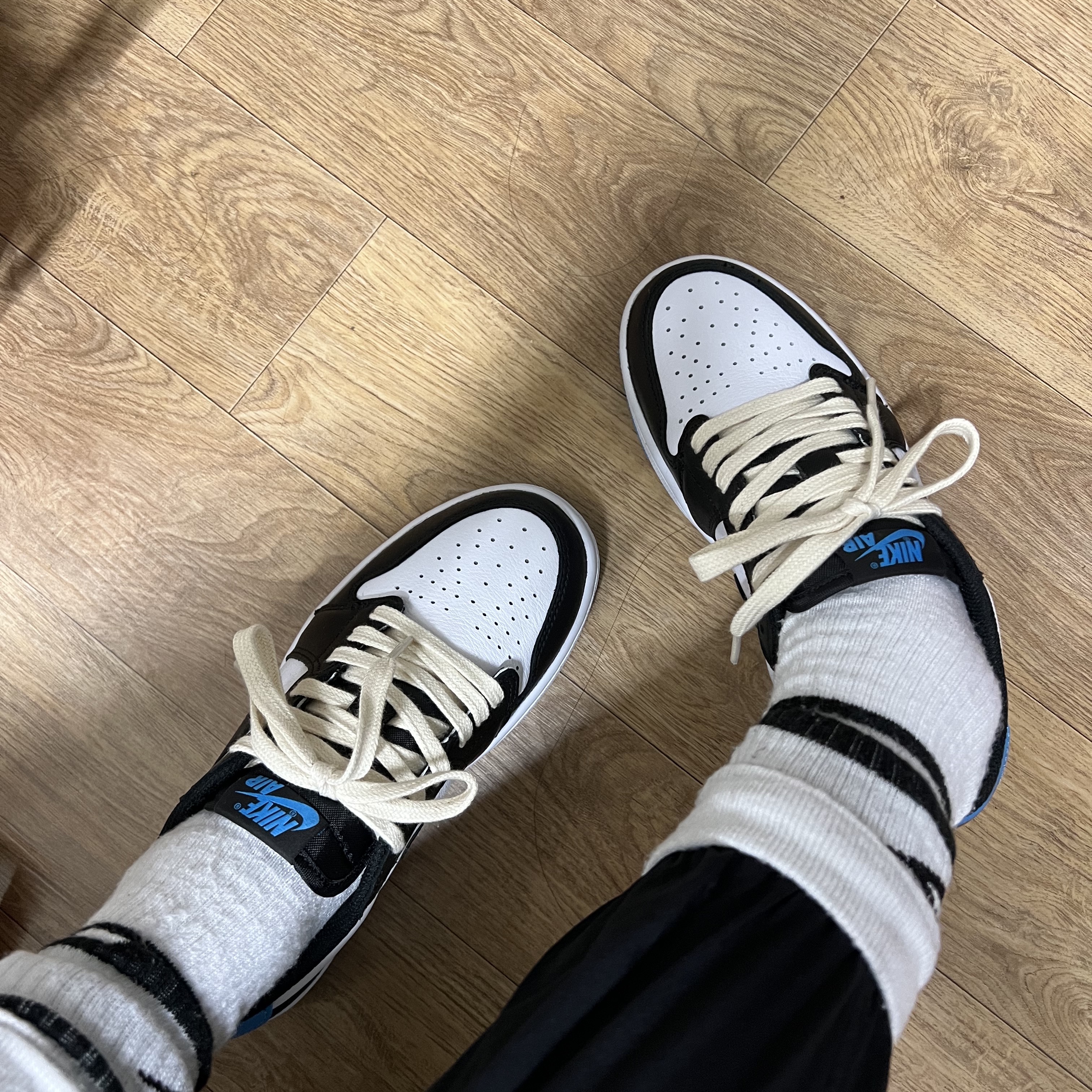(W) Jordan 1 Retro Low OG Black and Dark Powder Blue 착용 스타일 - 3
