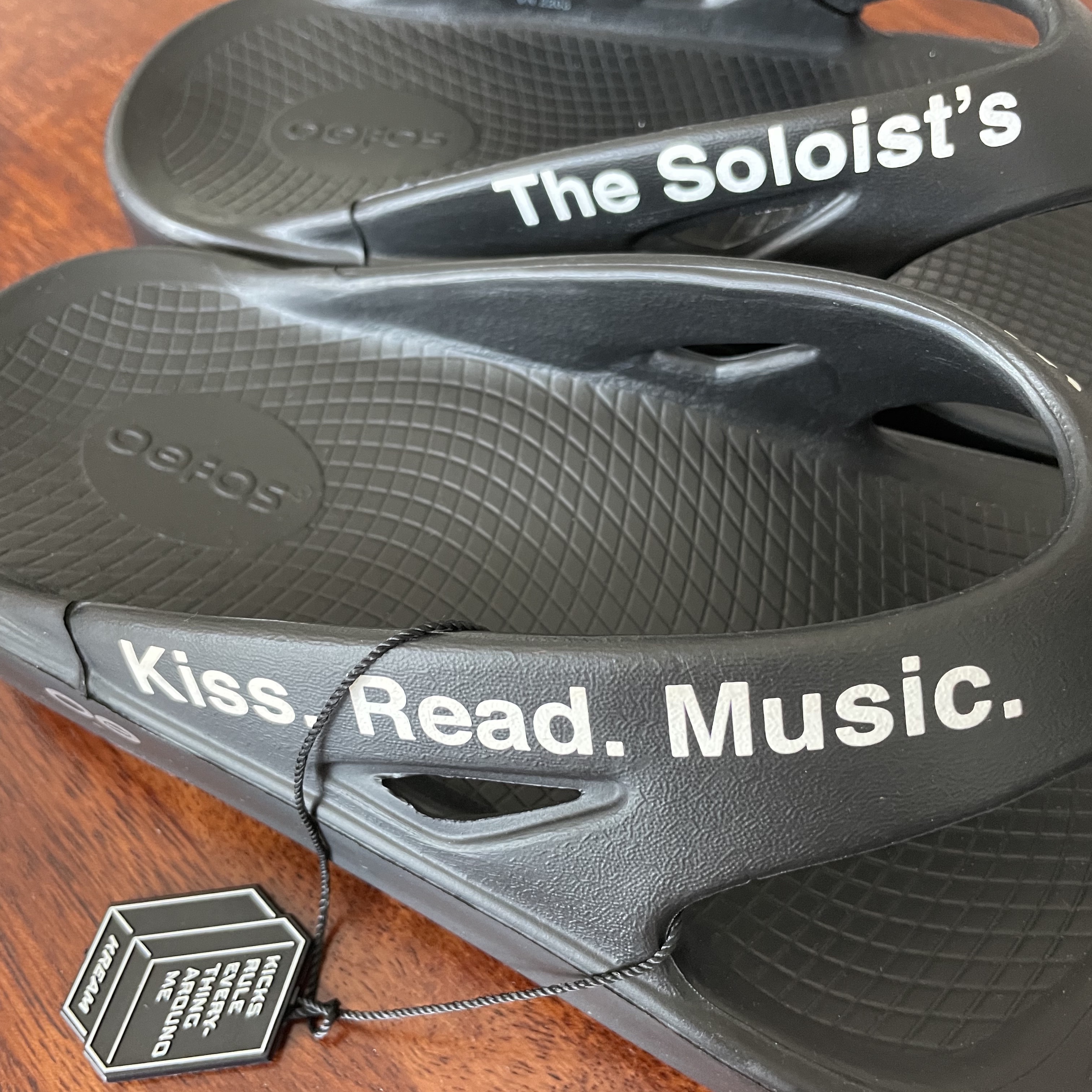 Oofos x Takahiromiyashita The Soloist The Soloist's Way Of Life Flip-Flop Black White 착용 스타일