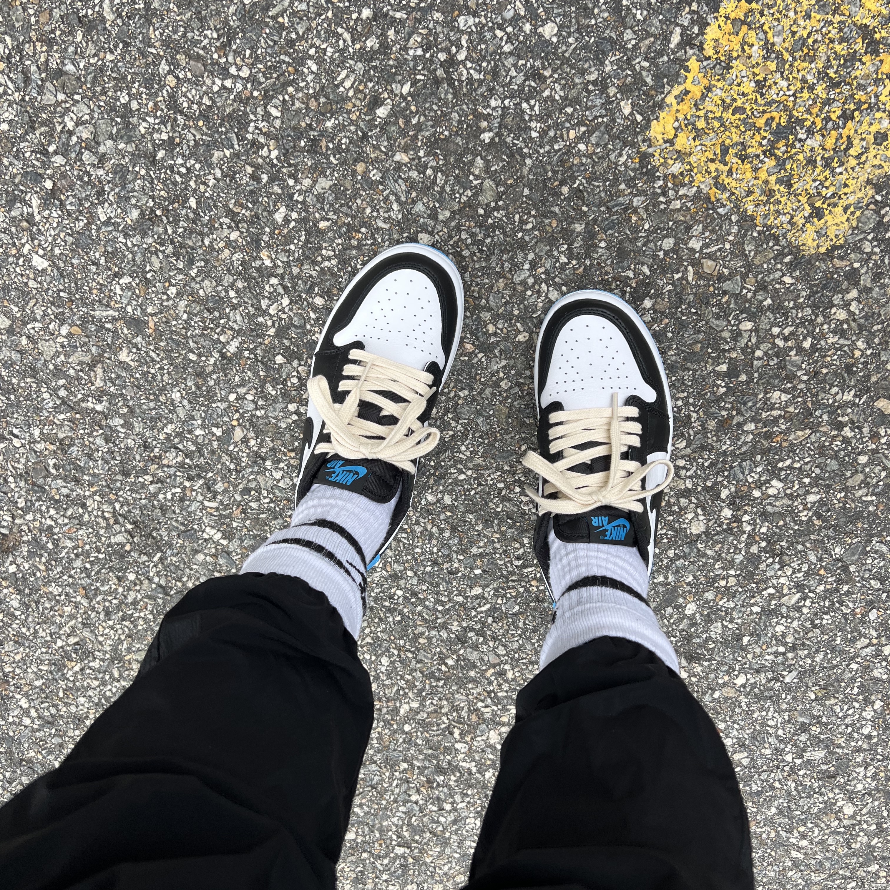 (W) Jordan 1 Retro Low OG Black and Dark Powder Blue 착용 스타일 - 4